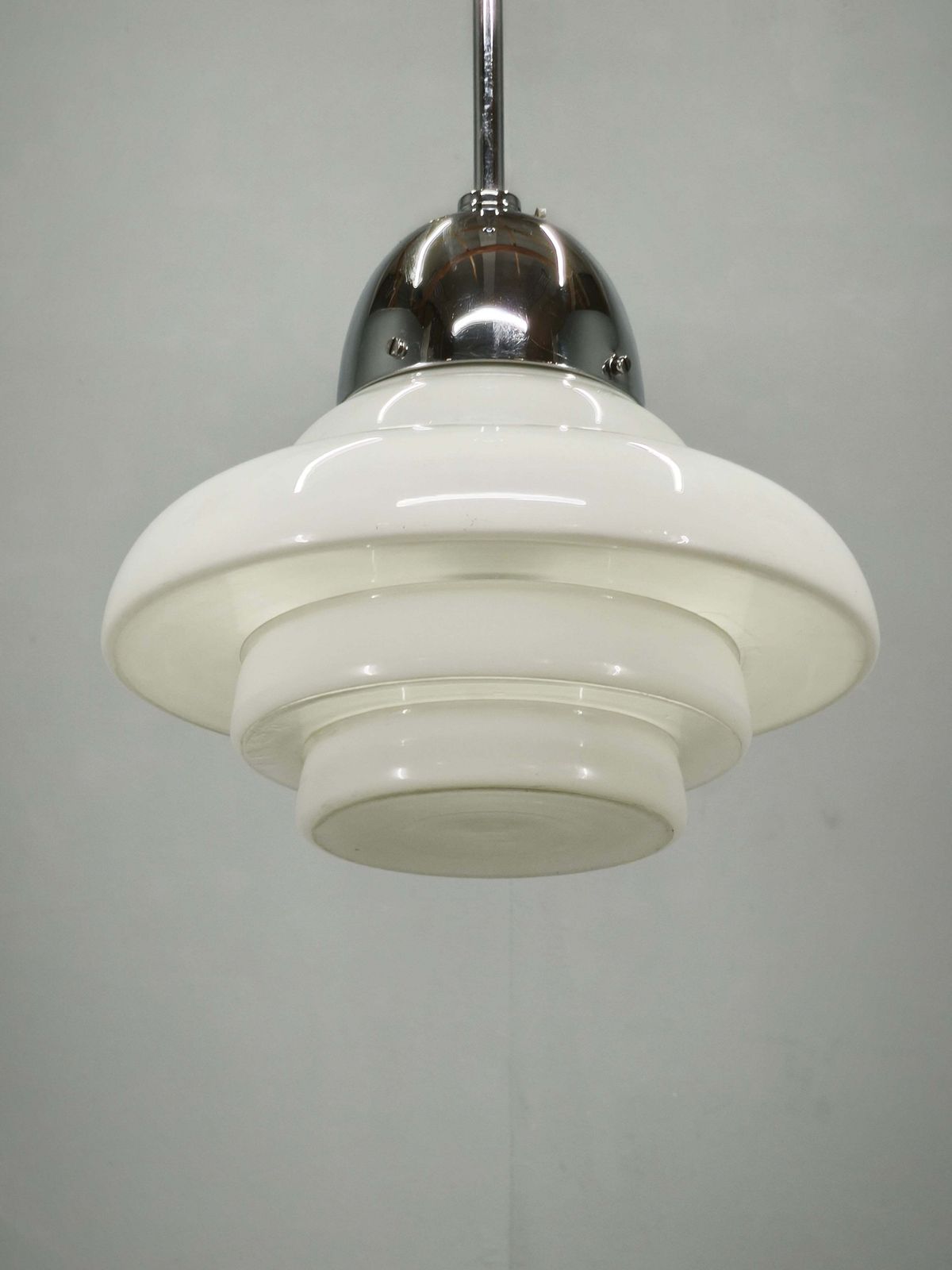 Art Deco Bauhaus hanglamp van opalineglas en chroom, jaren 1930 photo vintage