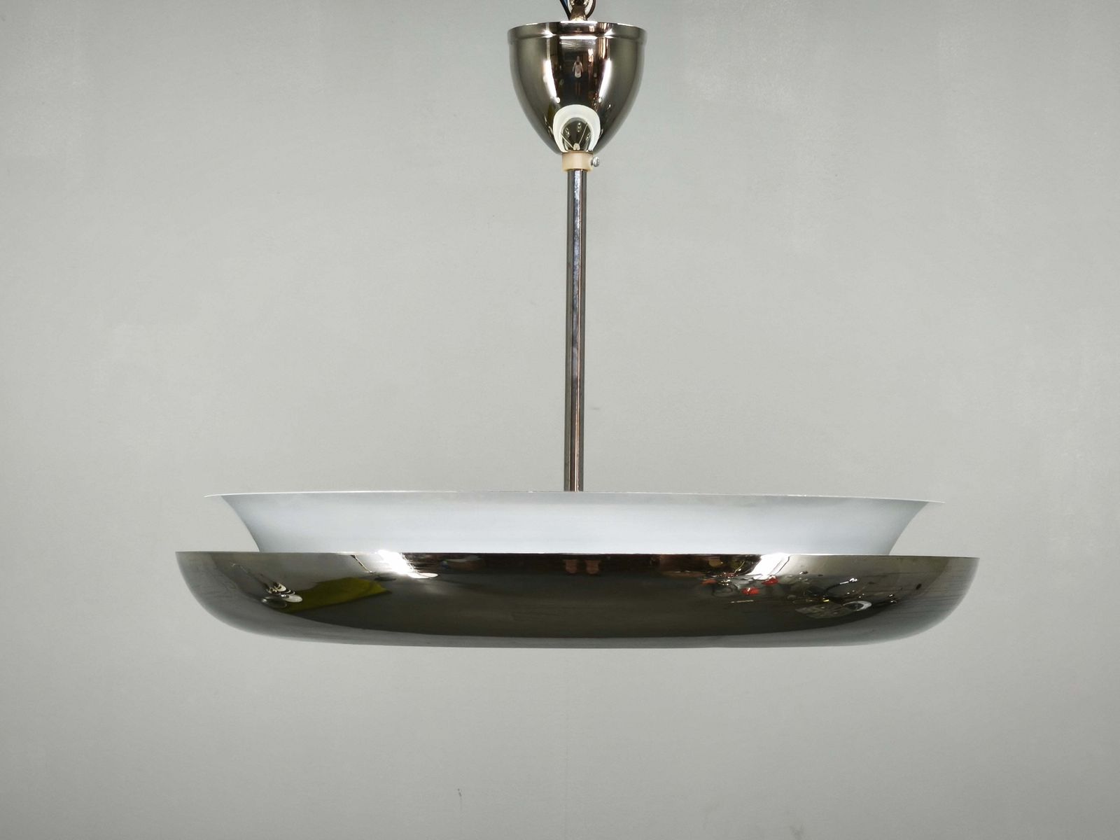 photo vinterior Suspension Bauhaus en chrome et verre, forme UFO, Tchécoslovaquie, années 1930