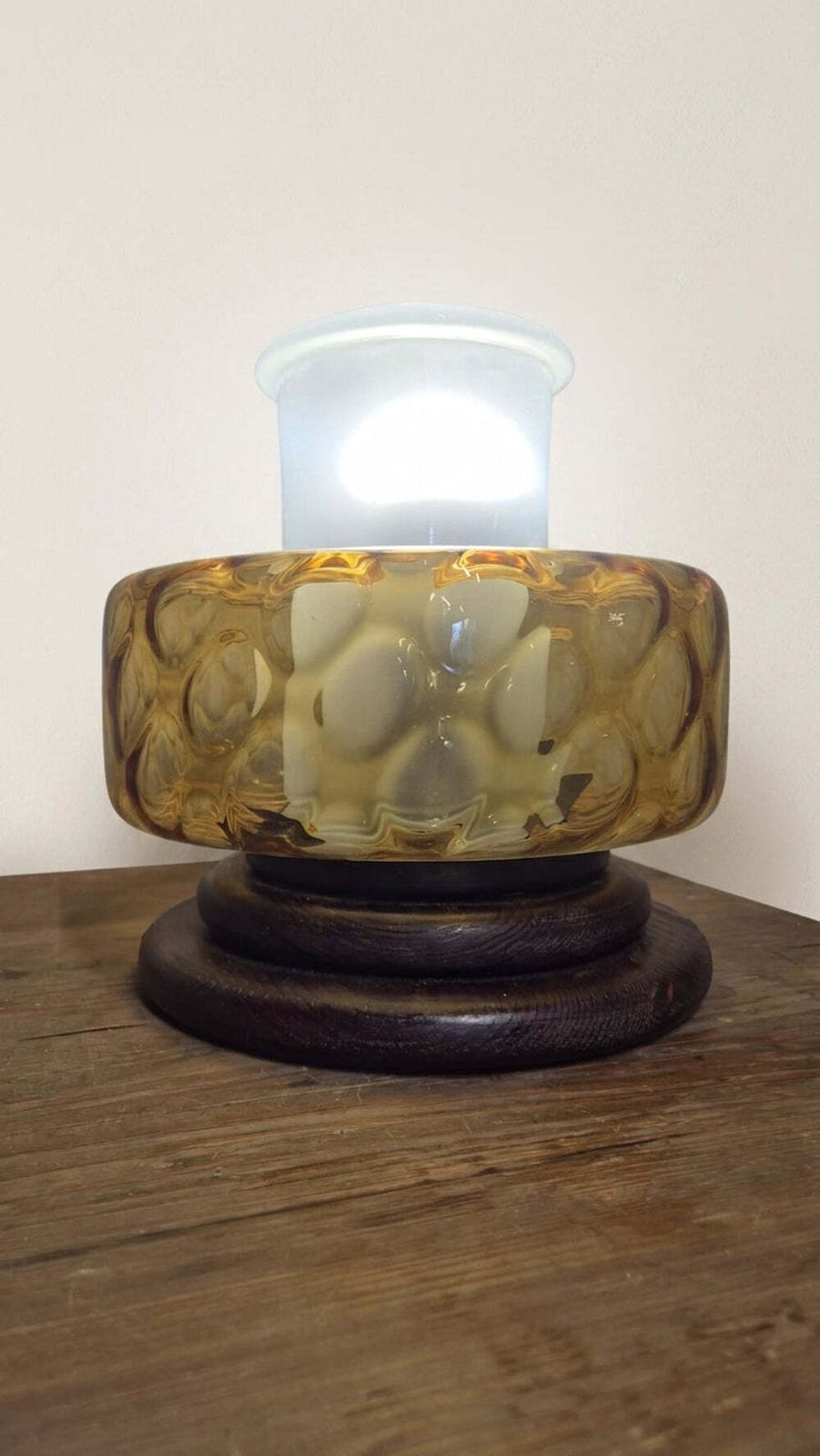 Tafellamp midden 20e eeuw, amberkleurig geperst glas en hout, 27 × 27 × 25 cm photo for sale