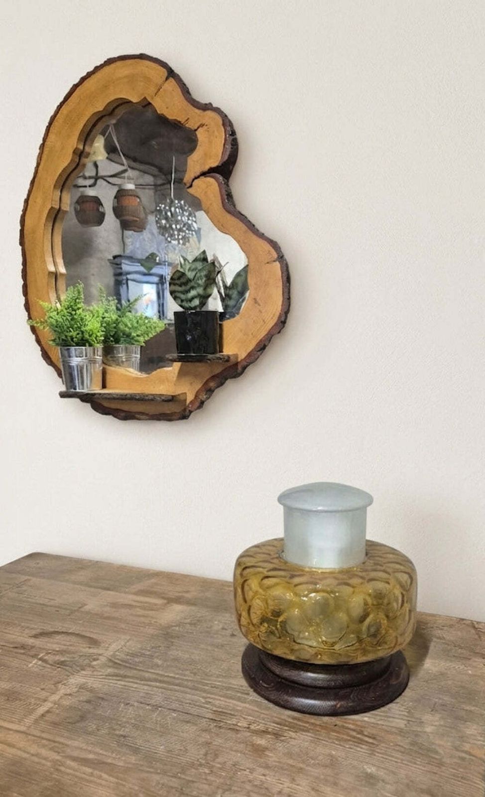 Tafellamp midden 20e eeuw, amberkleurig geperst glas en hout, 27 × 27 × 25 cm photo Verlichting