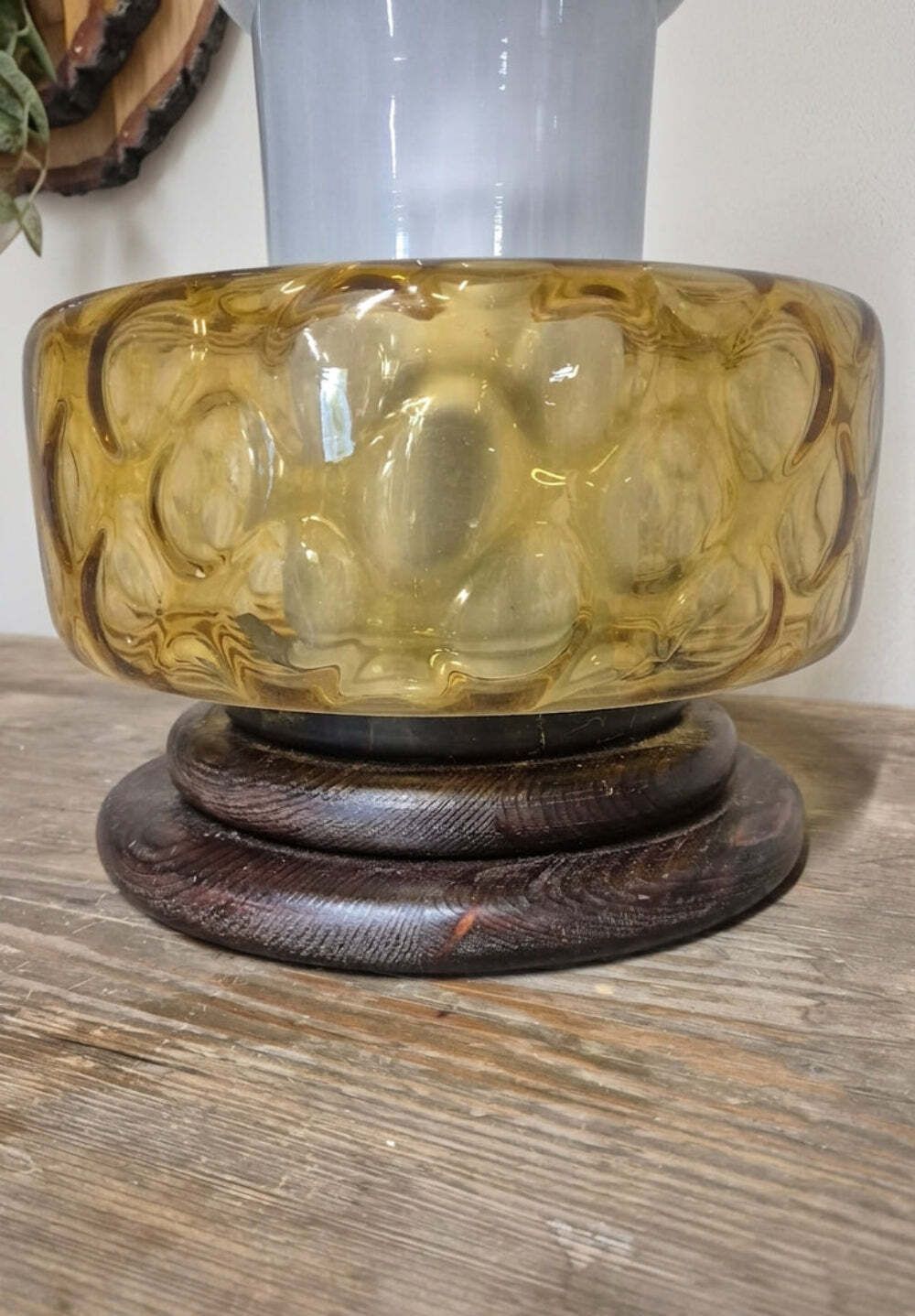 Tafellamp midden 20e eeuw, amberkleurig geperst glas en hout, 27 × 27 × 25 cm photo 440.0