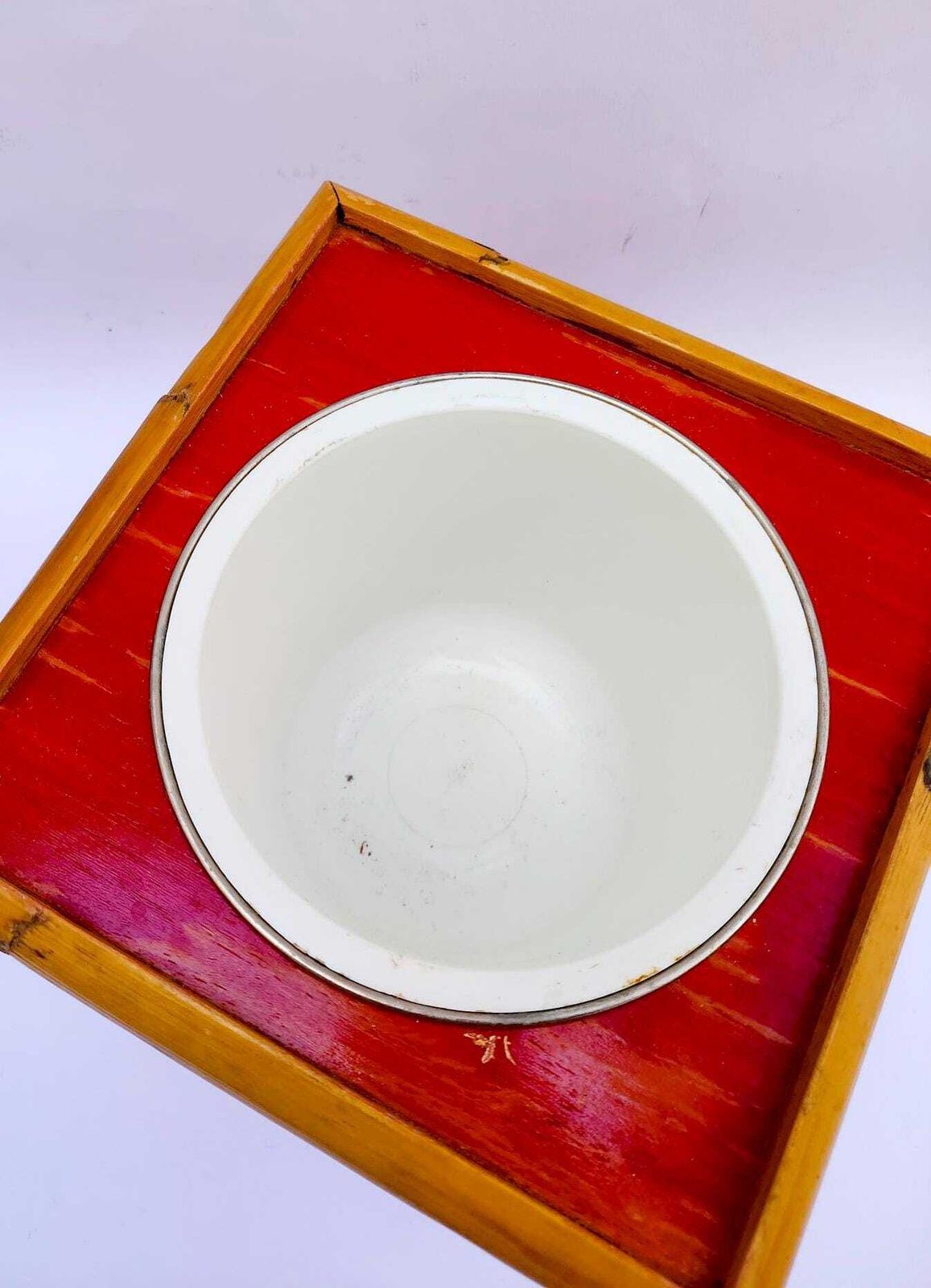 photo furniture Seau à glace en bambou, design Mid-Century vintage, anse rouge et beige