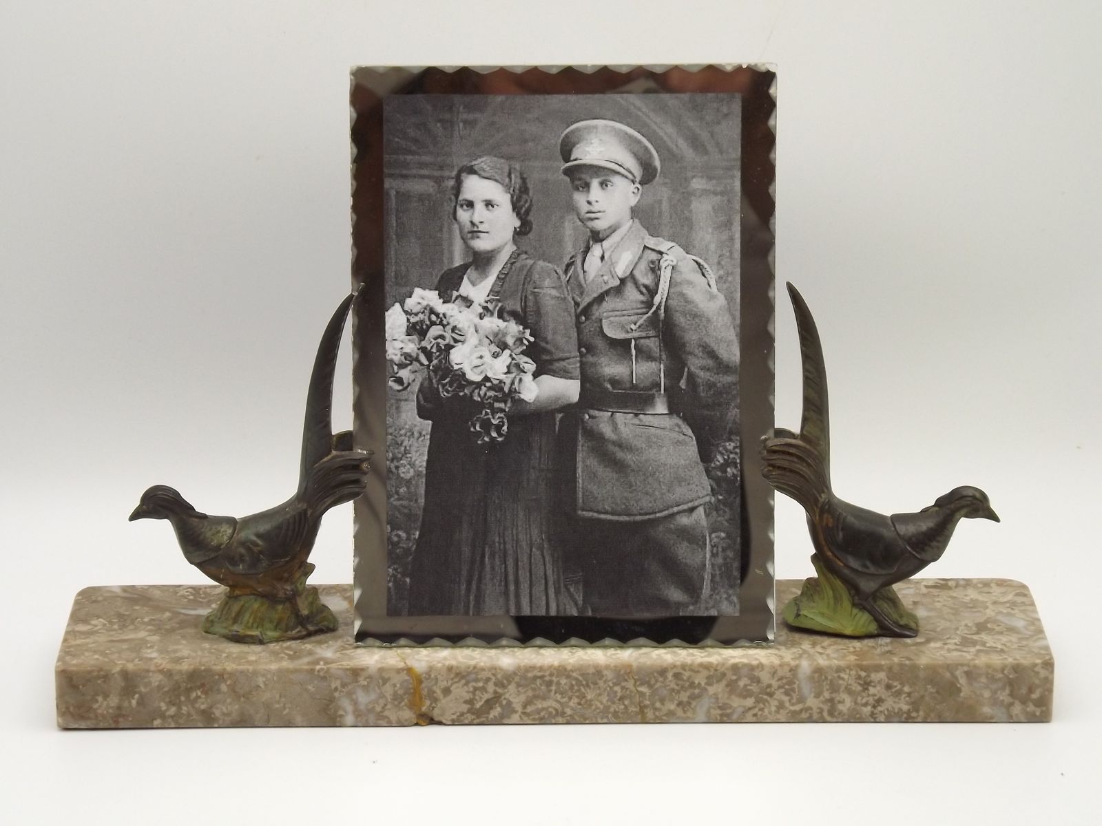 Franse art deco fotolijst met marmeren voet en 2 spelter fazanten