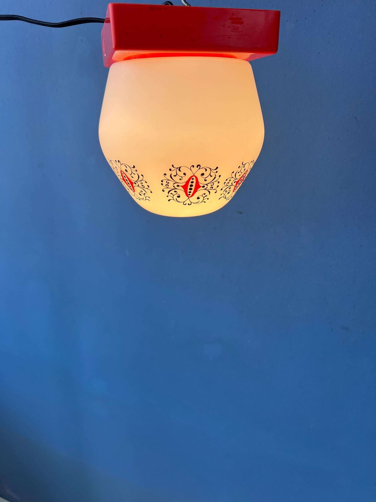 Vintage opaline glazen Thabur plafondlamp met oranje plafondrozet