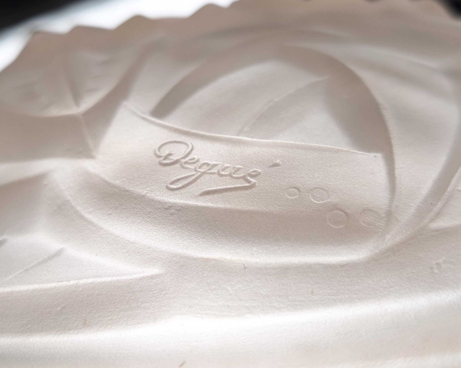 Suspension Art Déco française en verre moulé rose, motif floral, par Degué, années 1930 photo for sale