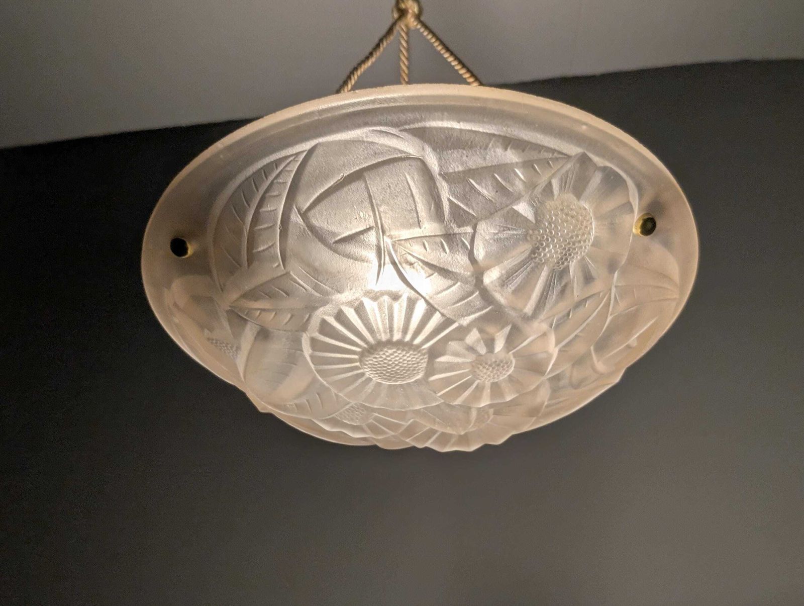 Suspension Art Déco française en verre moulé rose, motif floral, par Degué, années 1930 photo vinterior