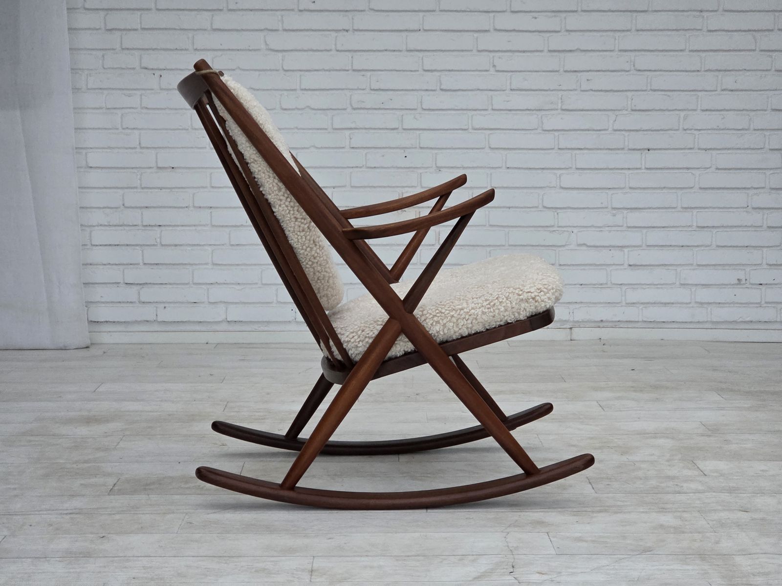 Ca. jaren 1960, Deense schommelstoel van Frank Reenskaug, model 182, echt schapenvacht. photo buy