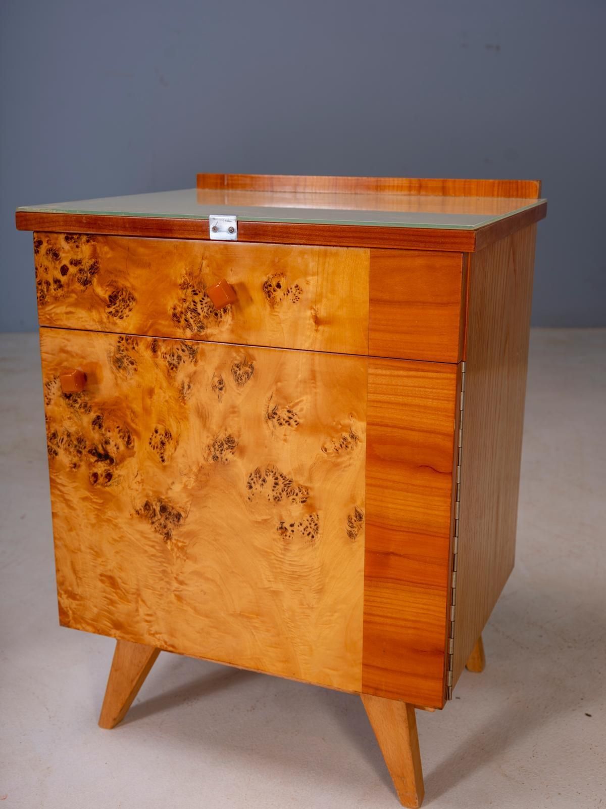 Paar vintage Tsjechoslowaakse nachtkastjes met wortelhoutfineer, mid-century modern photo furniture