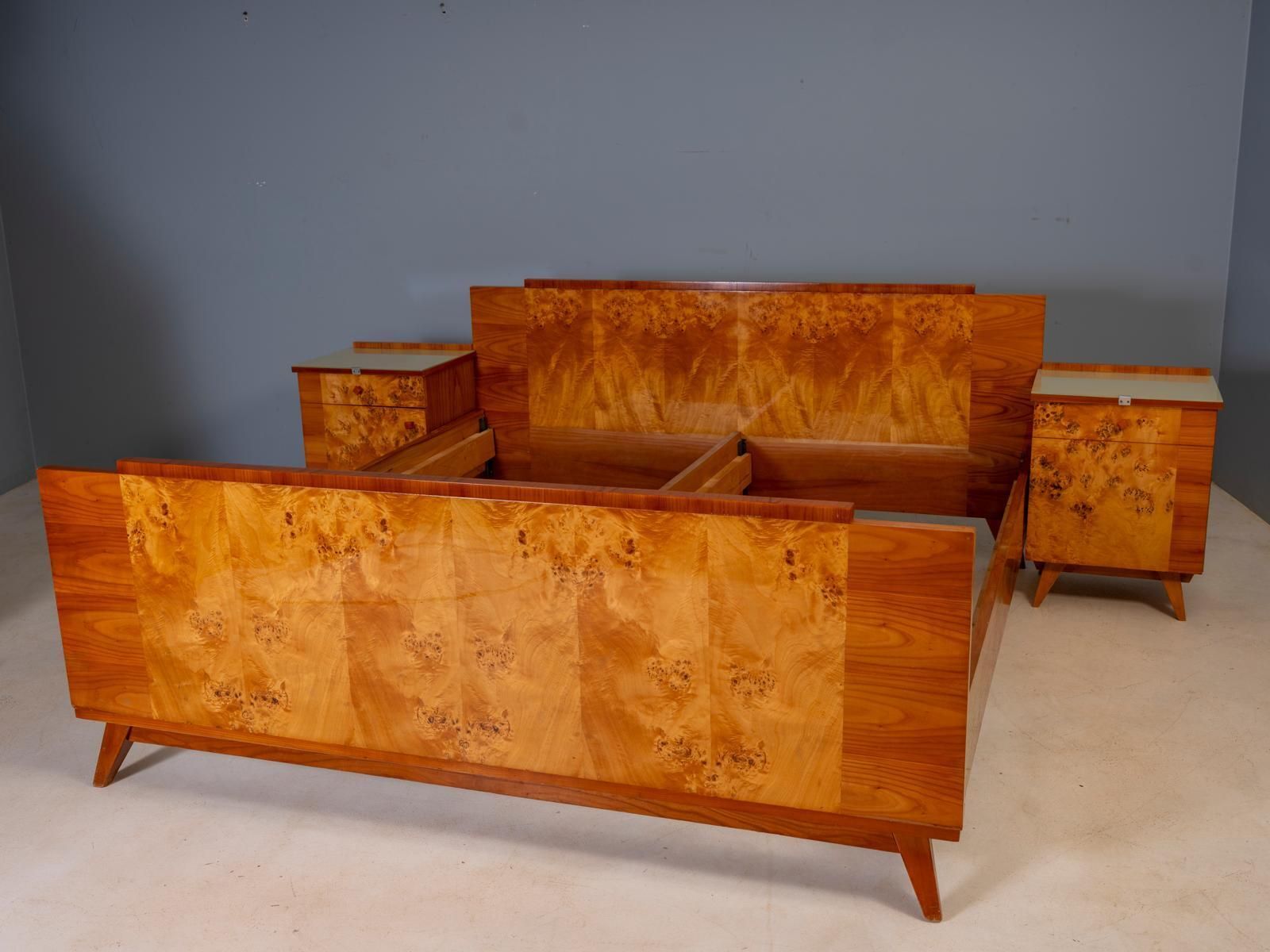 Vintage Tsjechoslowaaks slaapkamerset met wortelhoutfineer, bed en twee nachtkastjes, midden 20e eeuw, 180 × 195 cm photo for sale