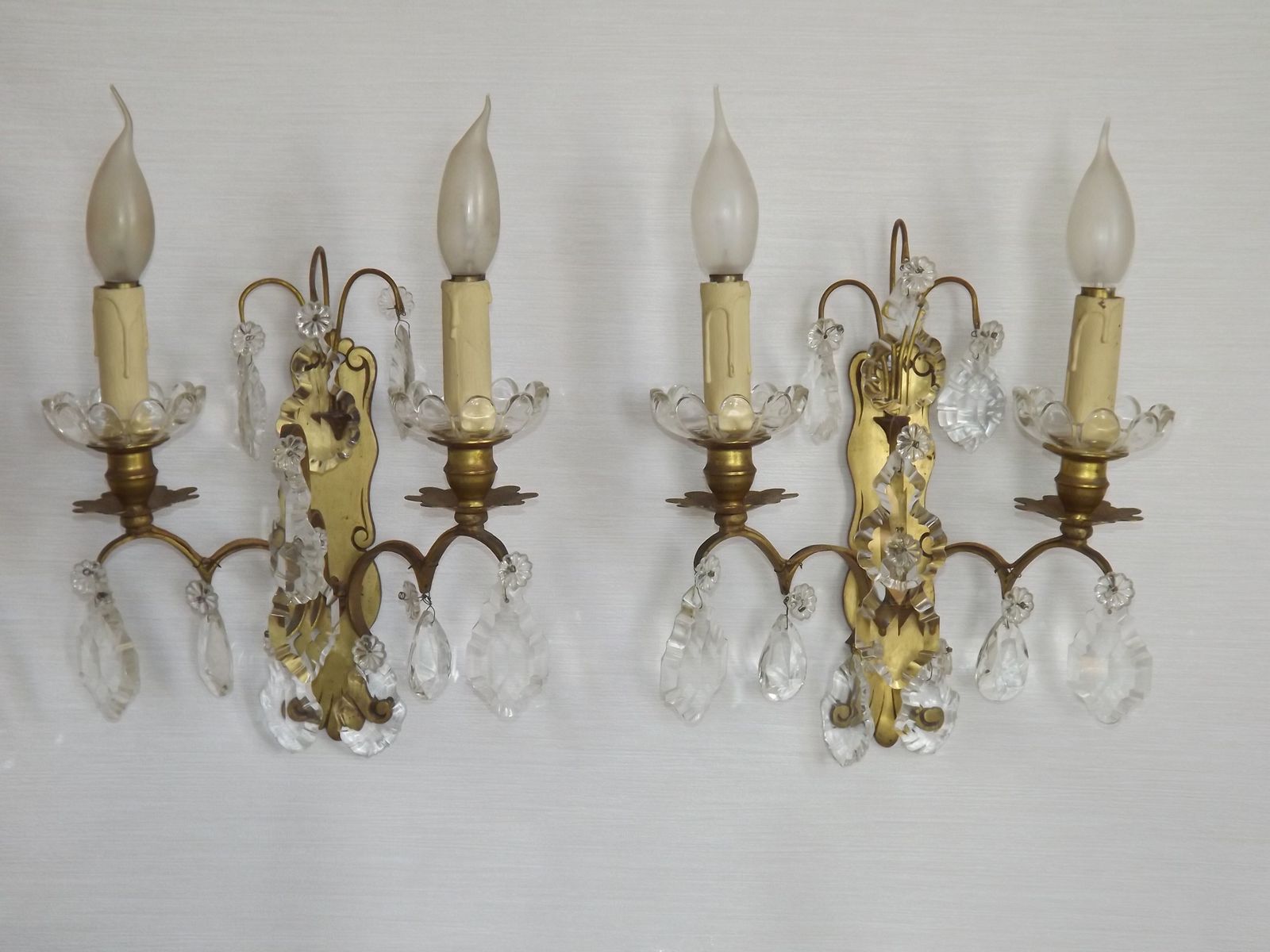 Paire d'appliques murales doubles vintage françaises en laiton et verre, ornées de cristaux