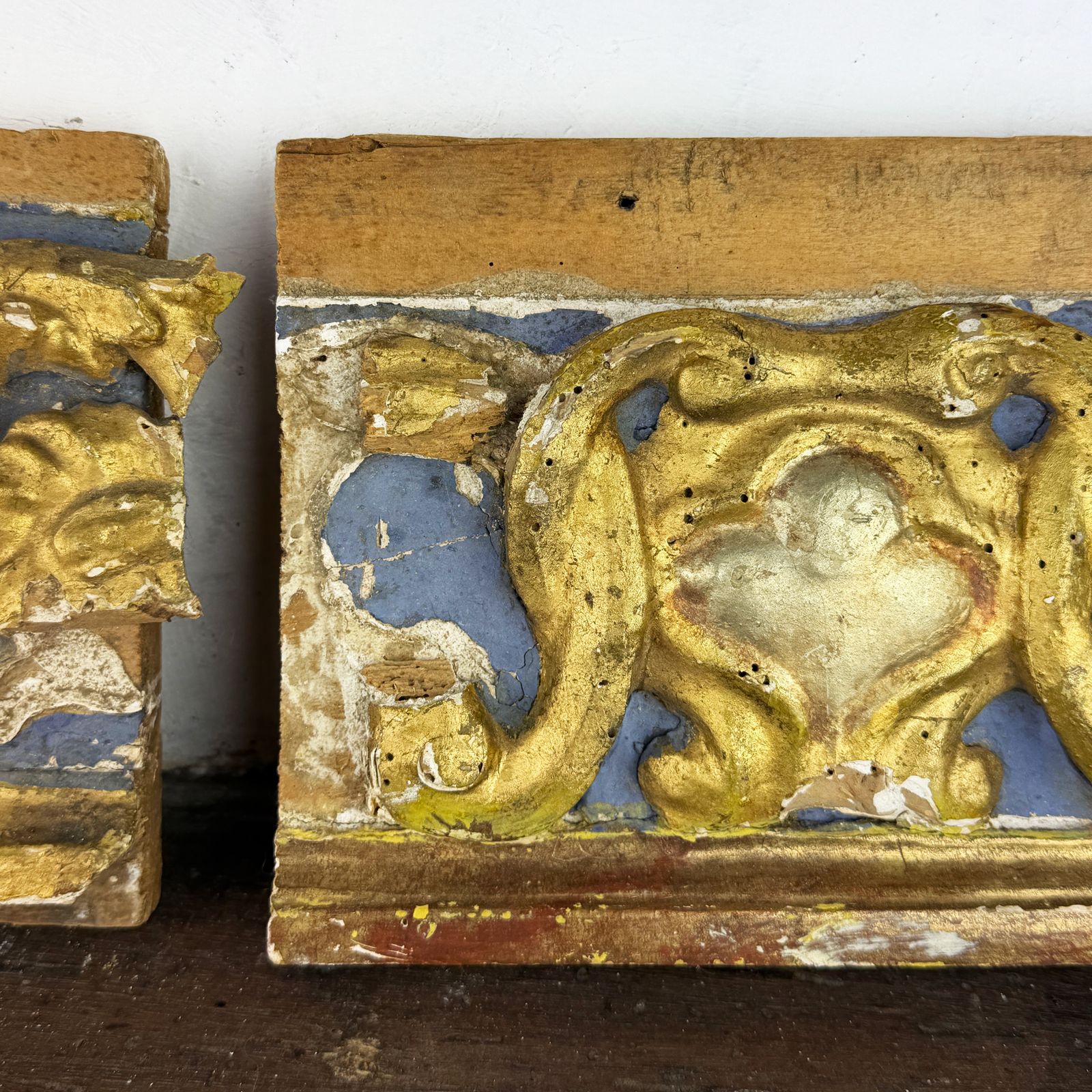 Paar gesneden houten fragmenten, 18e eeuw, Italiaans Barok architecturaal sloopmateriaal photo vinterior