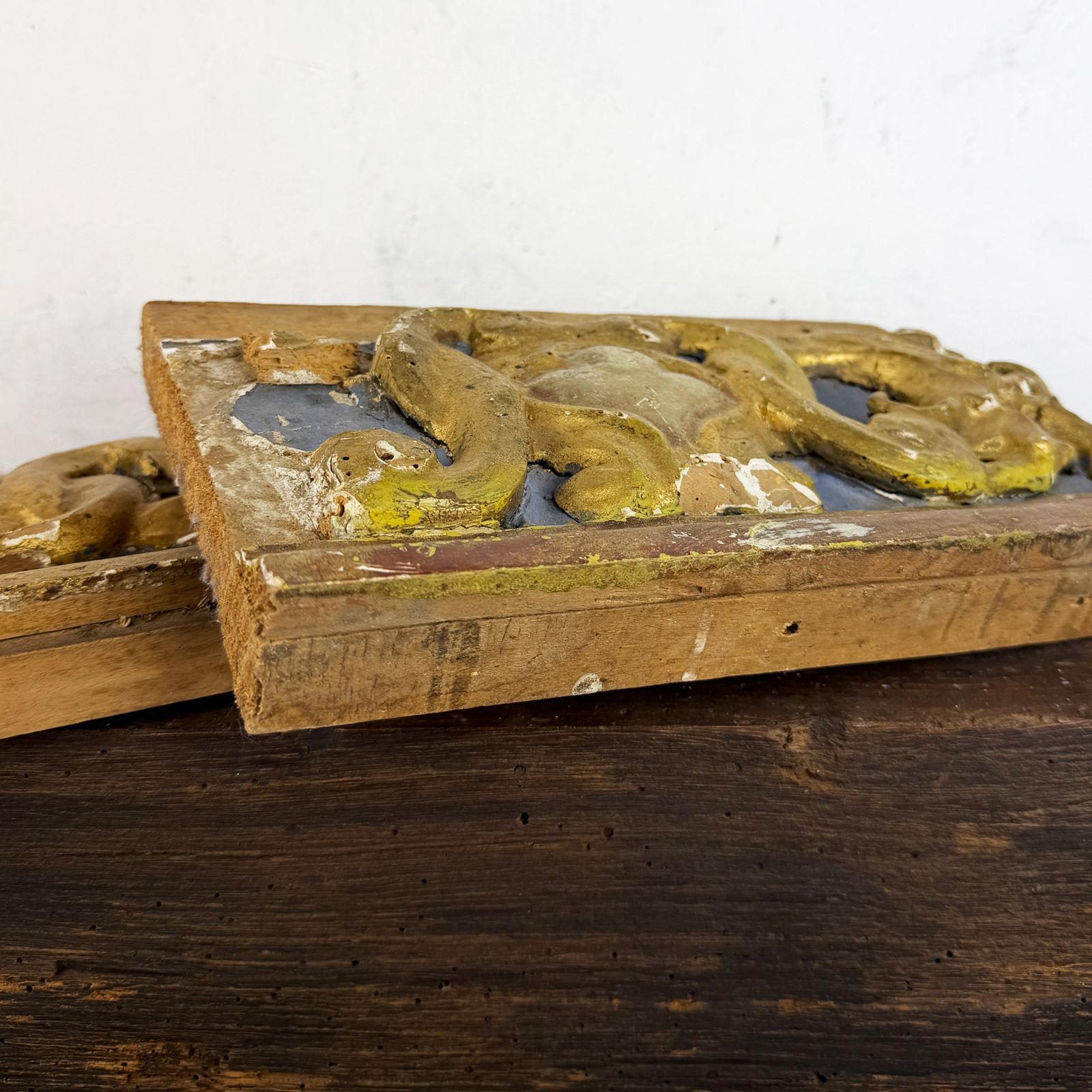 Paar gesneden houten fragmenten, 18e eeuw, Italiaans Barok architecturaal sloopmateriaal photo vintage