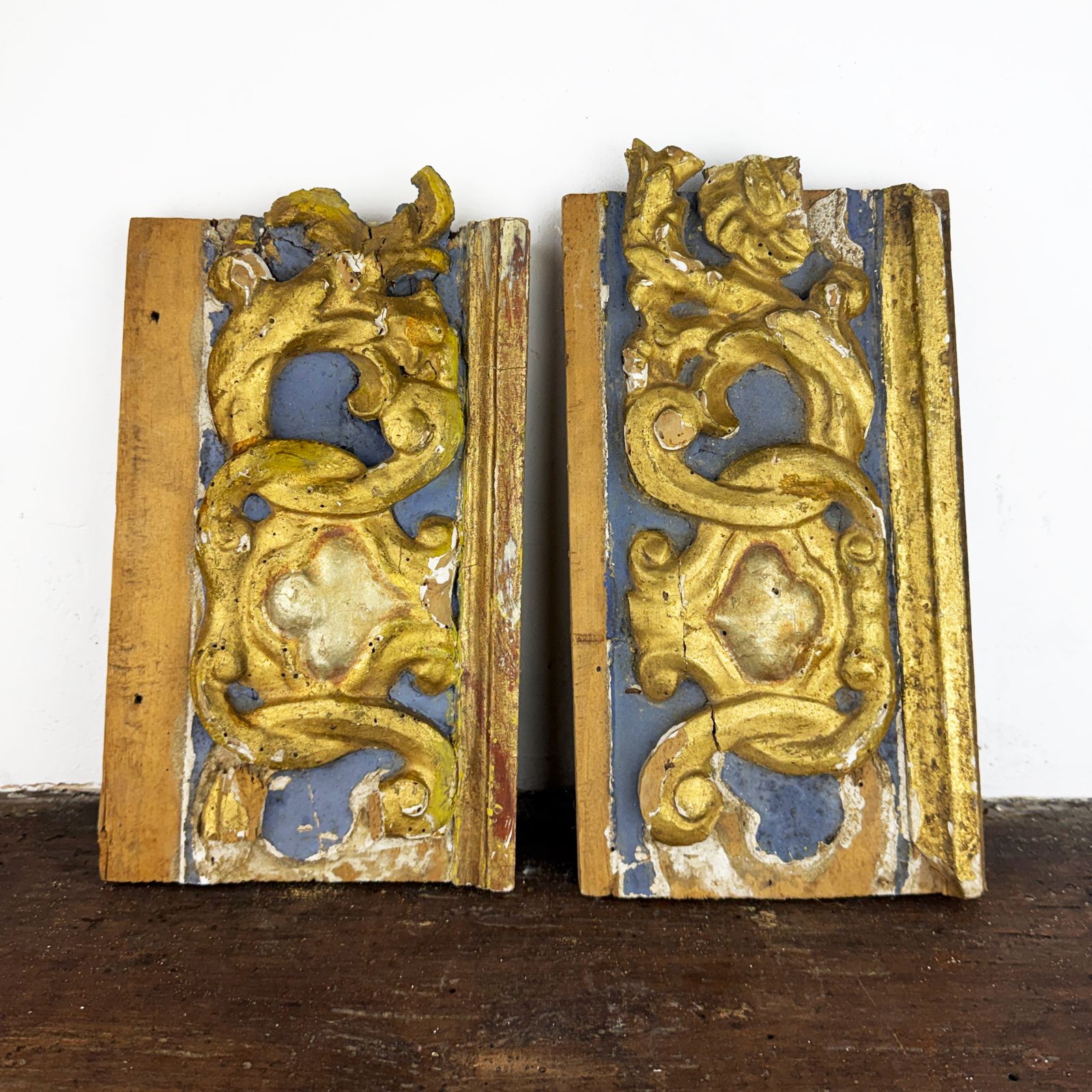 Paar gesneden houten fragmenten, 18e eeuw, Italiaans Barok architecturaal sloopmateriaal photo furniture