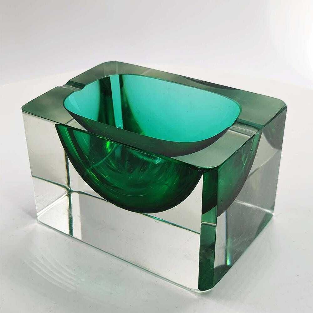 Cendrier ou vide-poche rectangulaire multifacettes en verre de Murano à l'uranium, par Flavio Poli pour Seguso, années 1960. Fabriqué en Italie. photo 304.0
