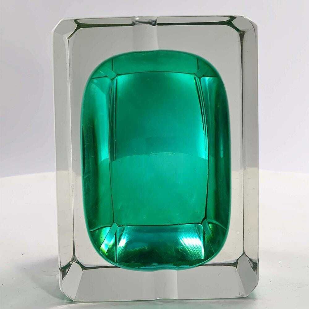 photo for sale Cendrier ou vide-poche rectangulaire multifacettes en verre de Murano à l'uranium, par Flavio Poli pour Seguso, années 1960. Fabriqué en Italie.
