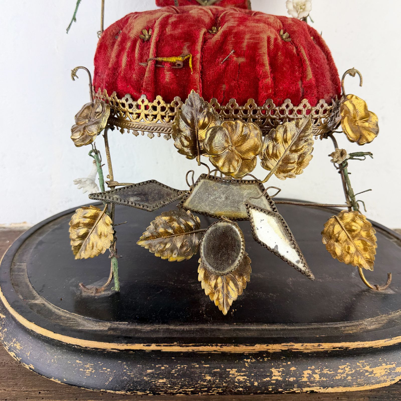 Antieke Franse Globe de Mariée, bruidssouvenir Napoleon III ormolu huwelijksglobe met rood fluwelen kussen photo vinterior