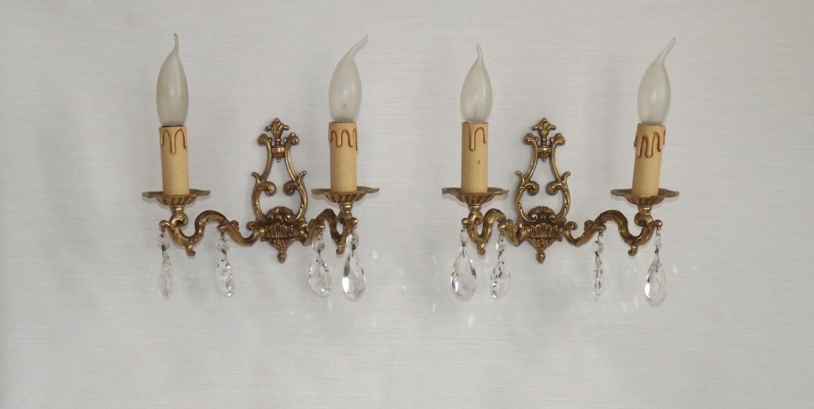 Paire d'appliques doubles vintage françaises en bronze coulé et cristal, à fond ouvert