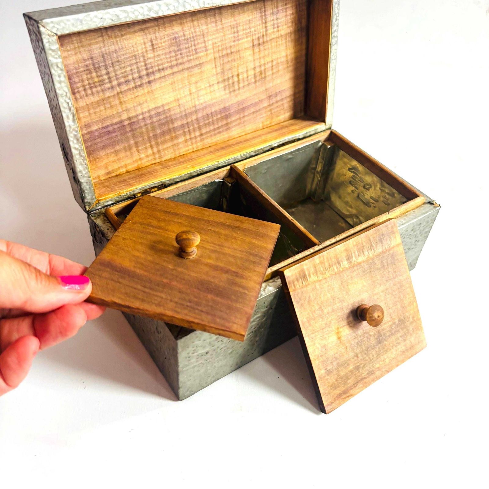 Boîte à thé d'époque Arts & Crafts en étain martelé, intérieur bois, 19 x 10 cm
