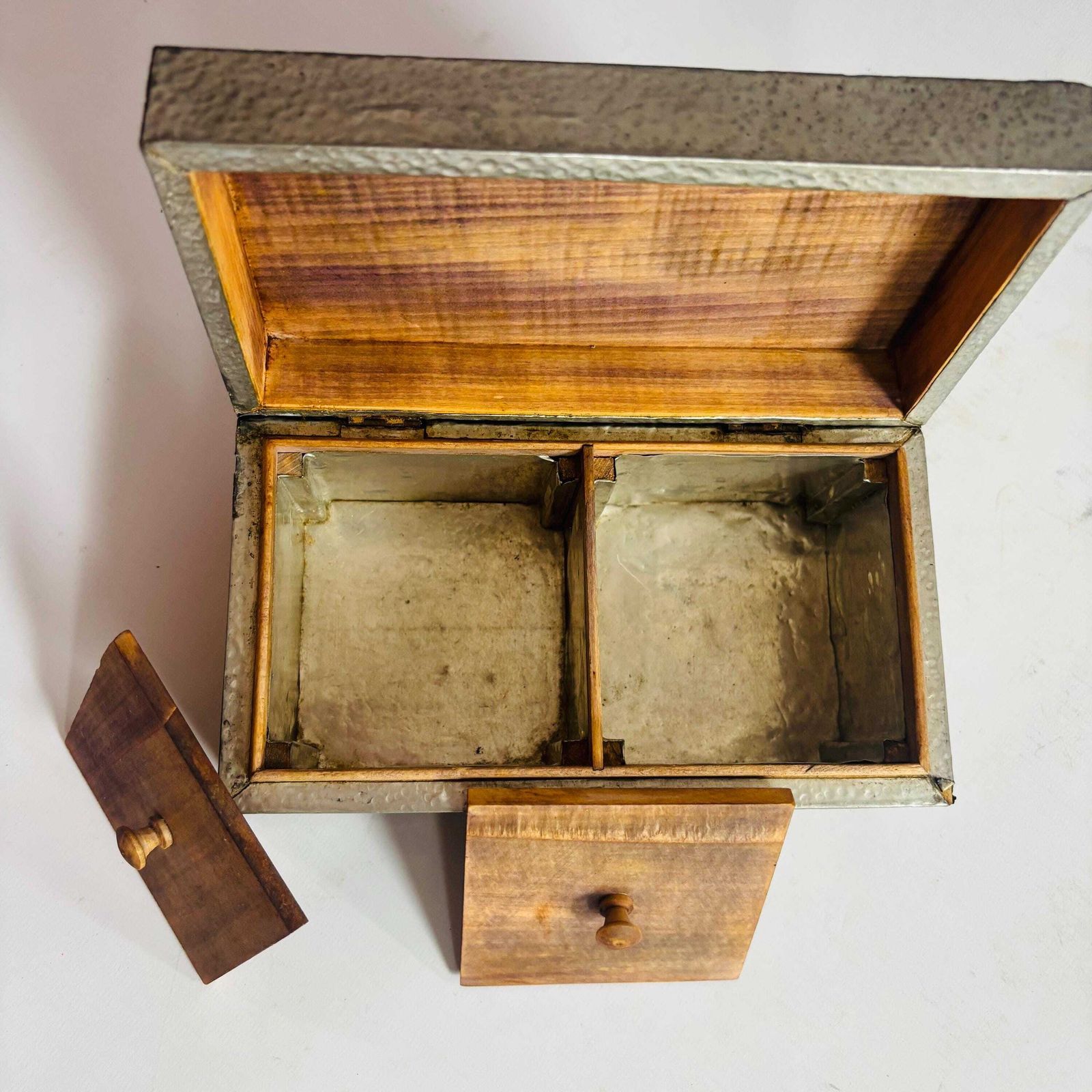 Boîte à thé d'époque Arts & Crafts en étain martelé, intérieur bois, 19 x 10 cm photo vintage