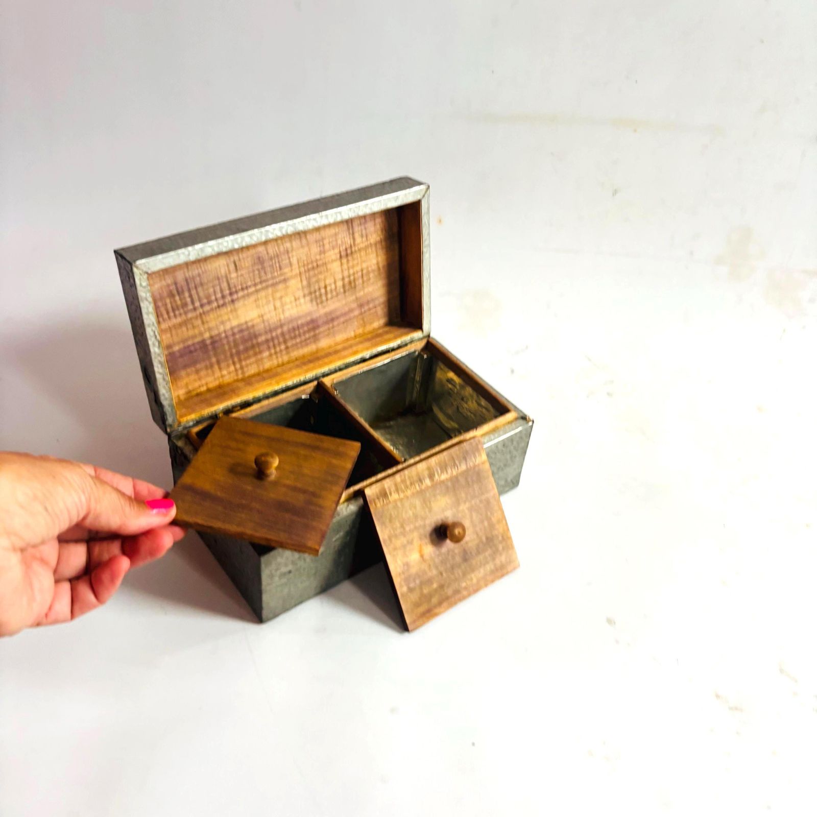 photo for sale Boîte à thé d'époque Arts & Crafts en étain martelé, intérieur bois, 19 x 10 cm