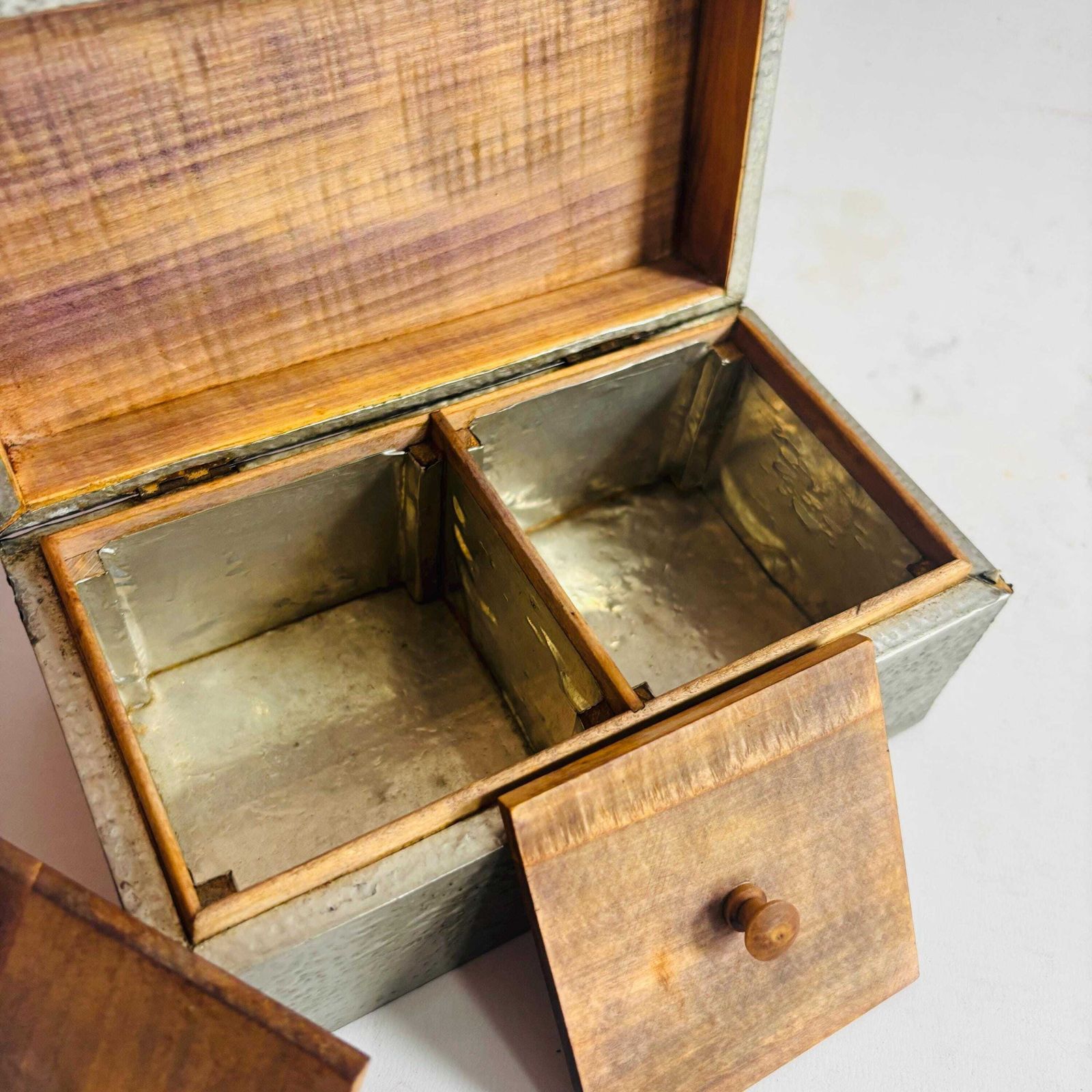 Décoration Boîte à thé d'époque Arts & Crafts en étain martelé, intérieur bois, 19 x 10 cm photo