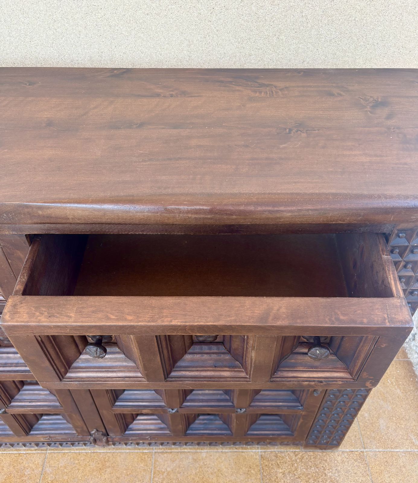 Groot Spaans Gesneden Walnoten Dressoir met Geometrische Panelen, Midden 20e Eeuw photo buy