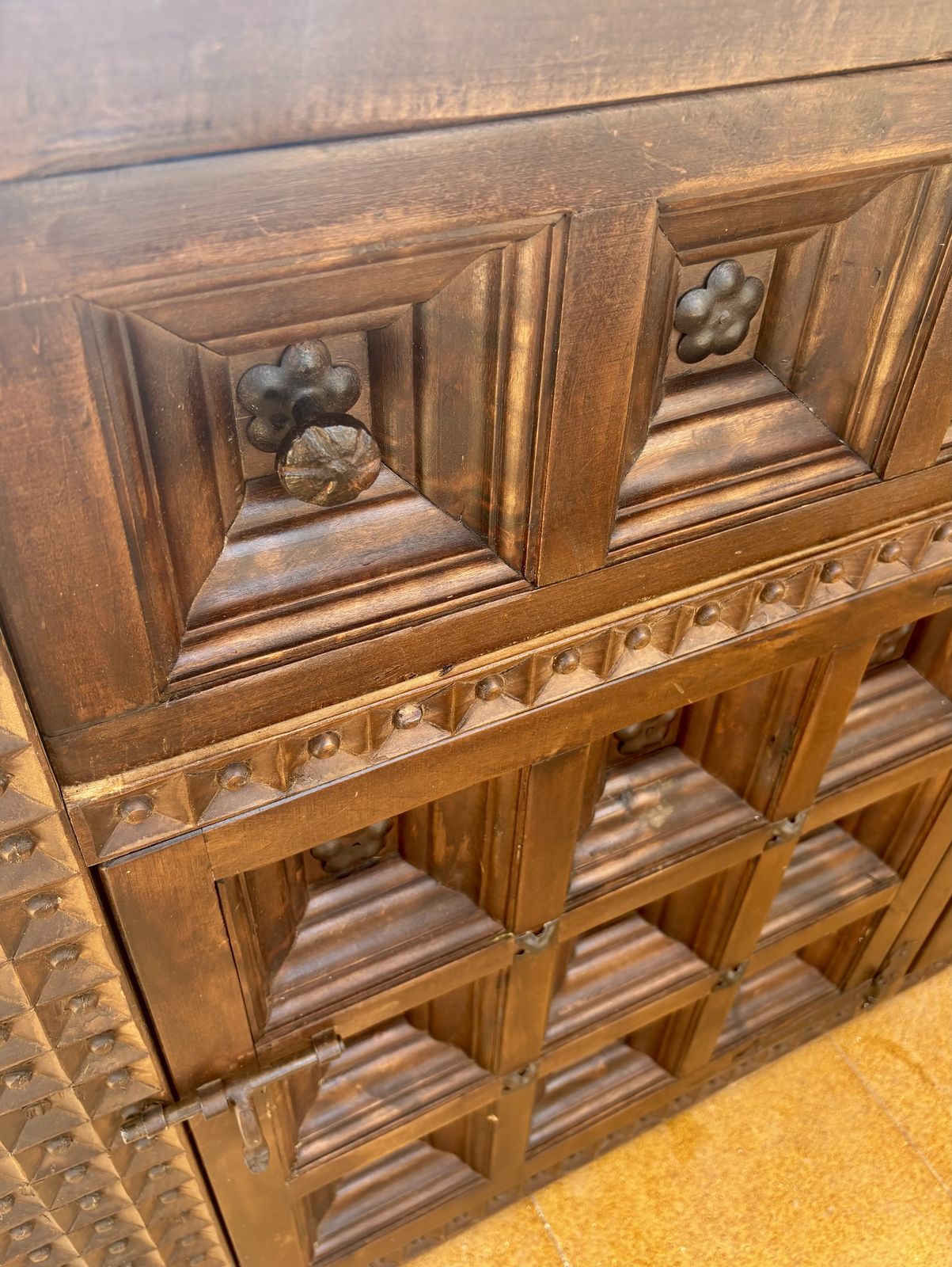 photo vinterior Groot Spaans Gesneden Walnoten Dressoir met Geometrische Panelen, Midden 20e Eeuw