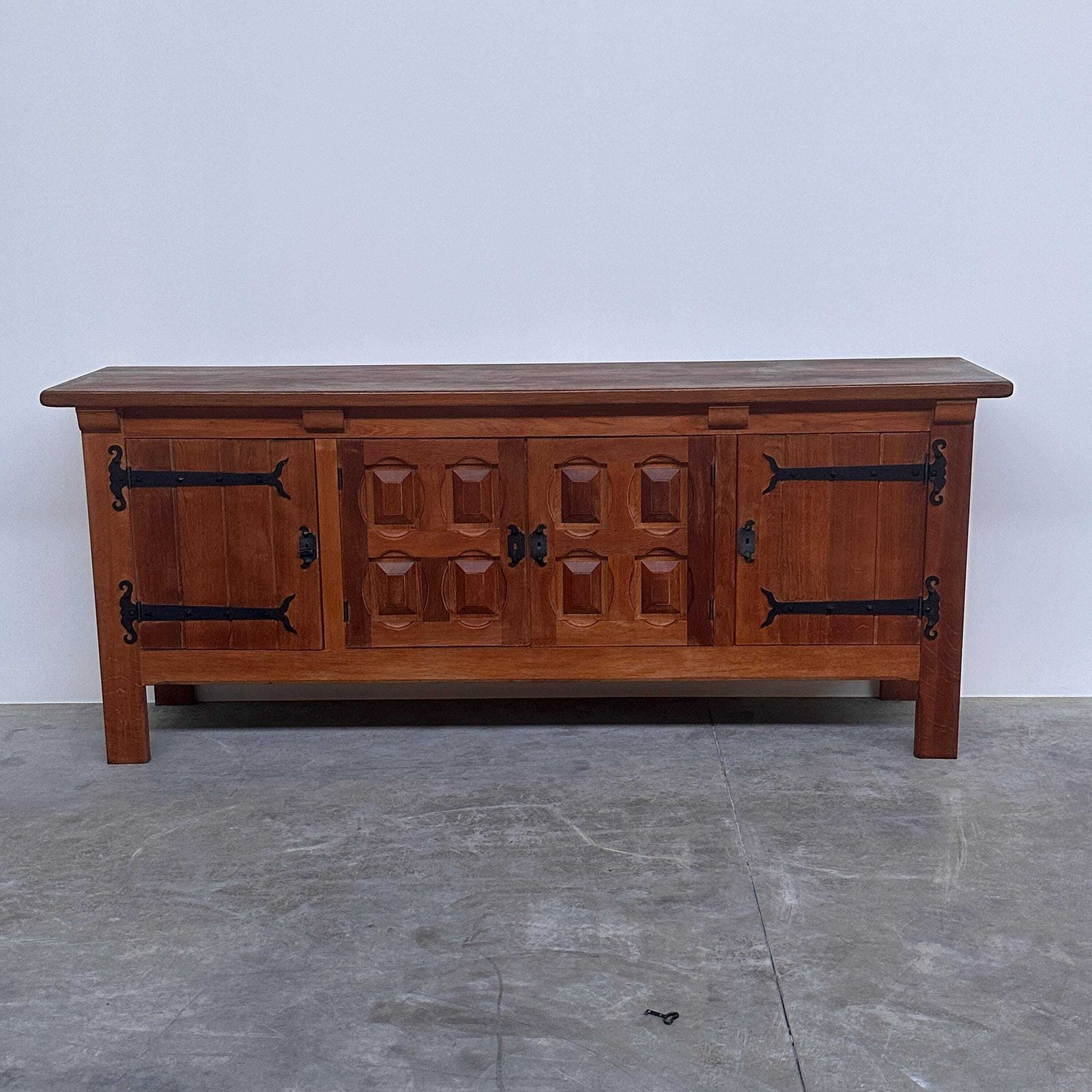 Brutalistisch massief eiken dressoir met handgesmeed ijzerbeslag, België, jaren 1970