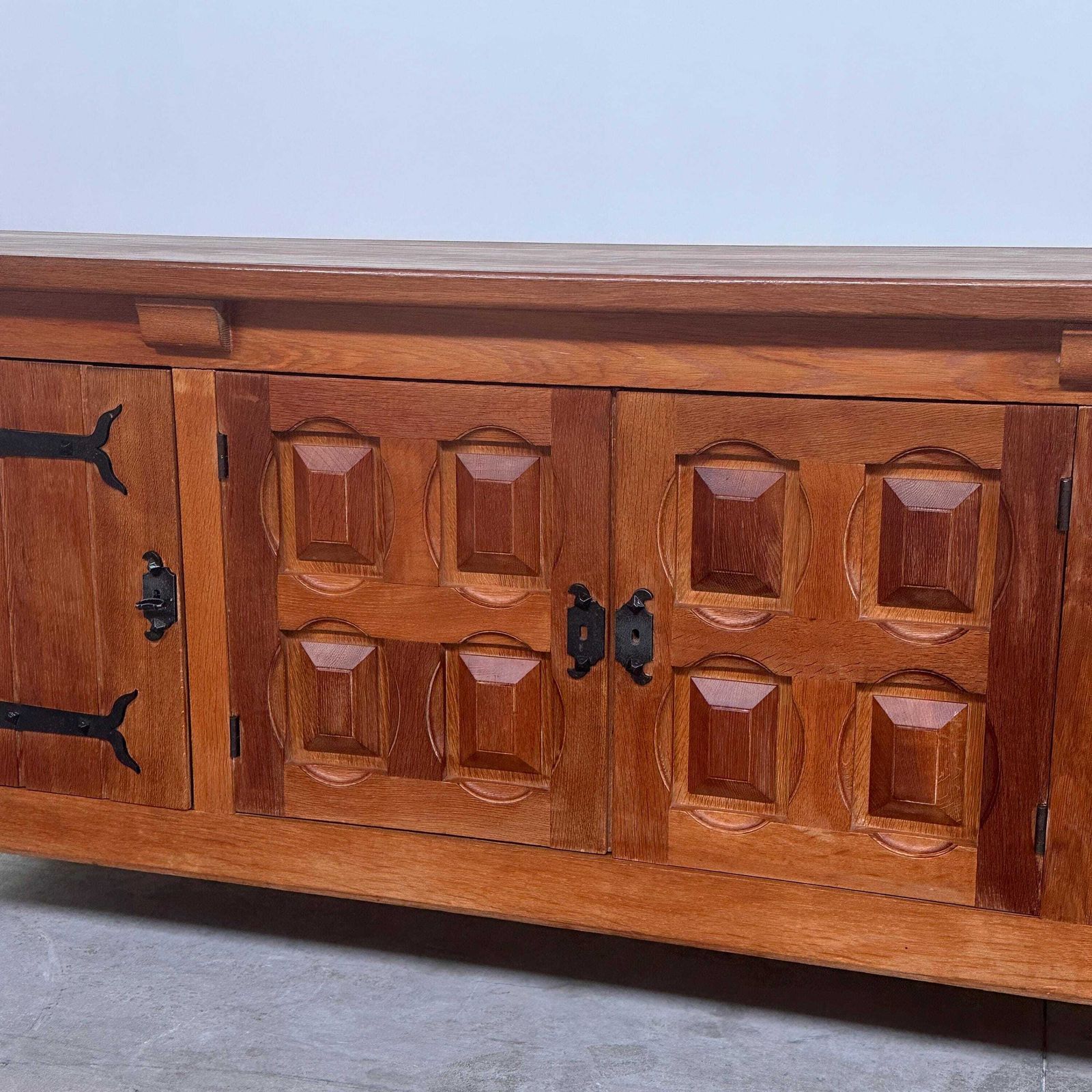 Brutalistisch massief eiken dressoir met handgesmeed ijzerbeslag, België, jaren 1970 photo for sale