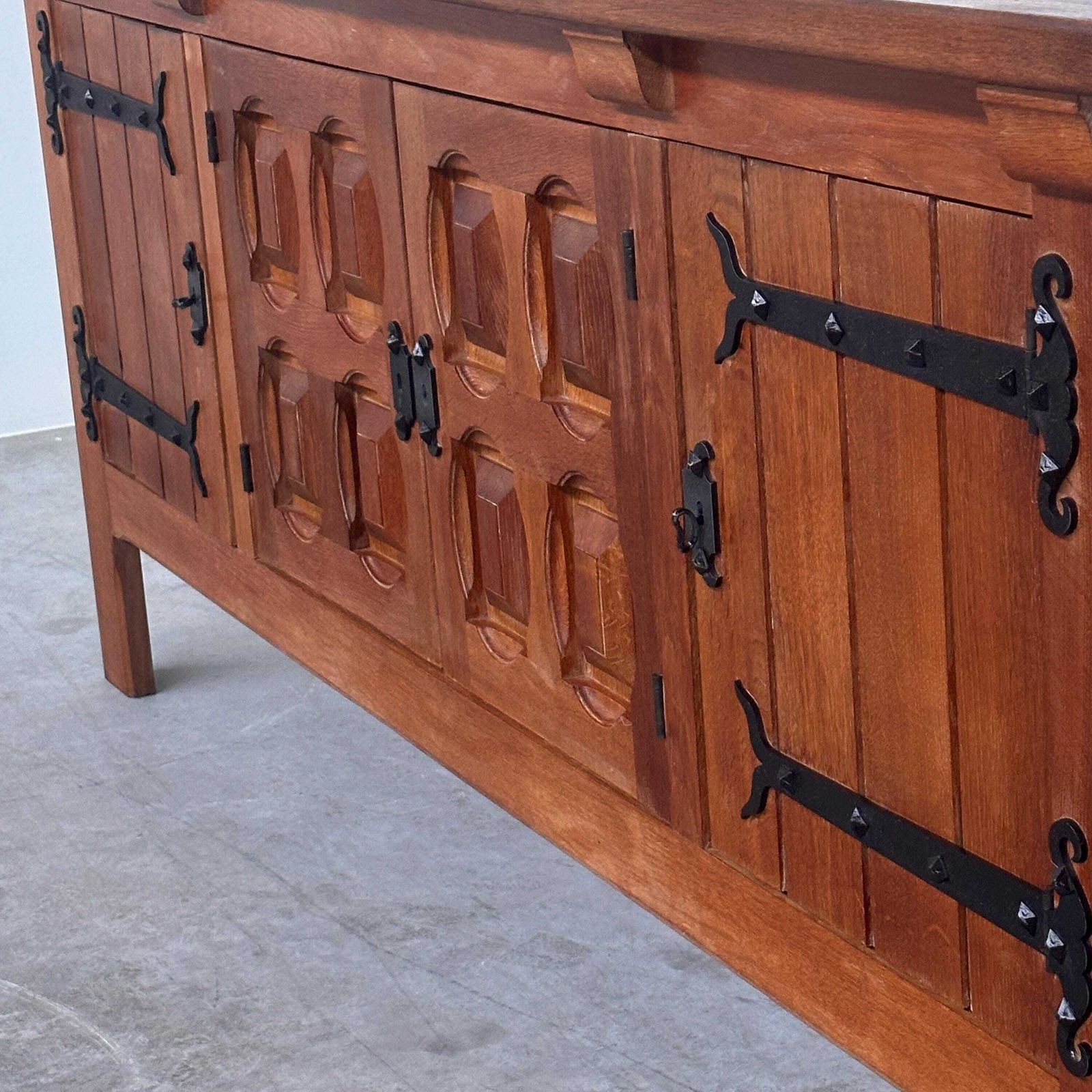 Brutalistisch massief eiken dressoir met handgesmeed ijzerbeslag, België, jaren 1970 photo Meubels
