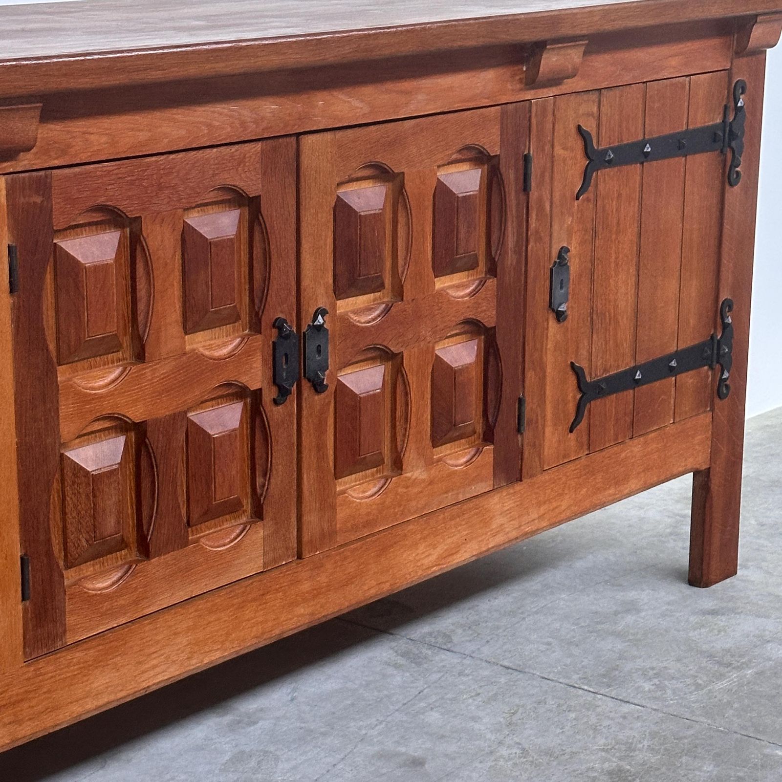 Brutalistisch massief eiken dressoir met handgesmeed ijzerbeslag, België, jaren 1970 photo buy