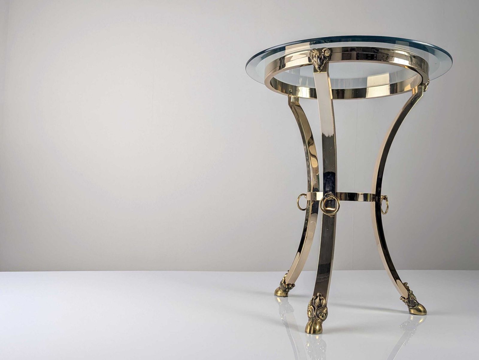 Table d'appoint néoclassique en laiton et verre biseauté, têtes de bélier, années 1970