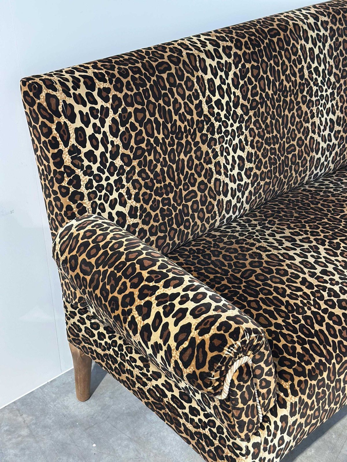 Vintage Sofa met Luipaardprint Fluweel en Neerklapbare Armleuningen, Frankrijk. photo Meubels