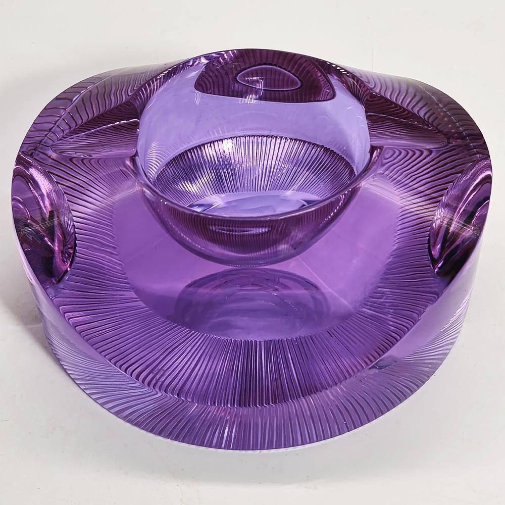 Zeldzaam design paarse asbak in Moser kristal, ca. jaren 1960. Gemaakt in Tsjechië. 15 cm / 5,90 inch