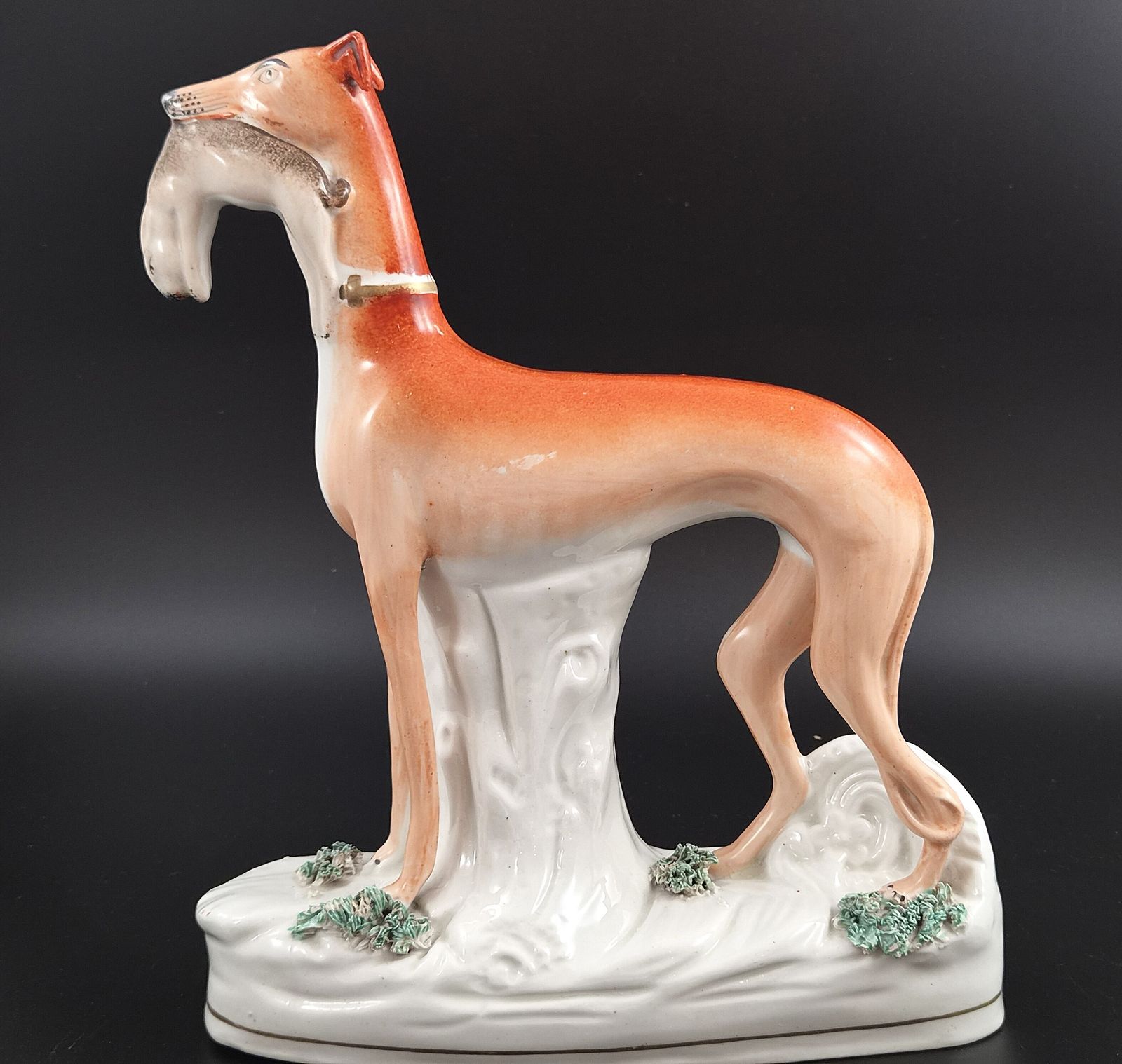 Paar grote Victoriaanse Staffordshire greyhounds met hazen, Engeland, ca. 1850 photo furniture