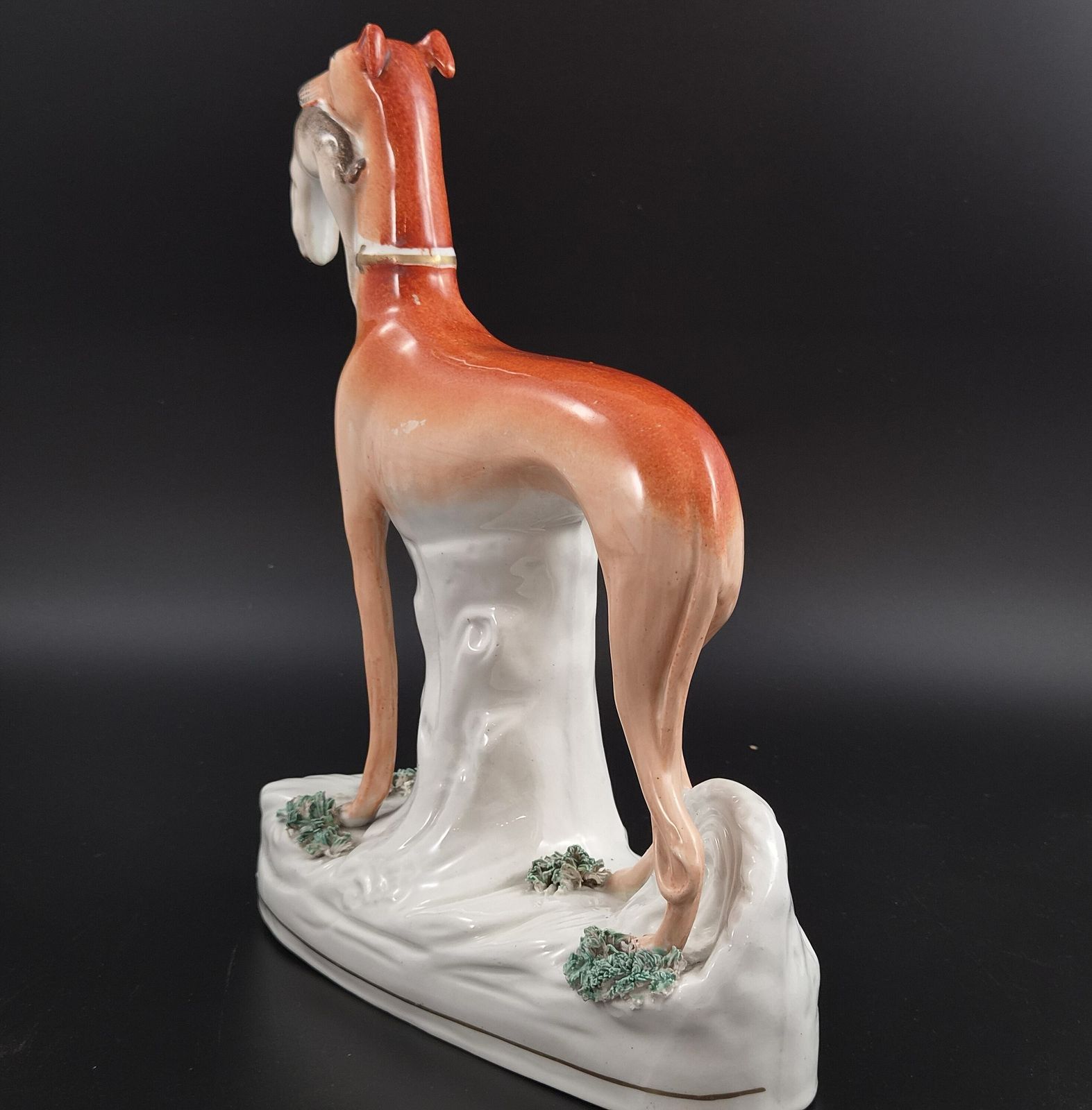 Paar grote Victoriaanse Staffordshire greyhounds met hazen, Engeland, ca. 1850 photo for sale