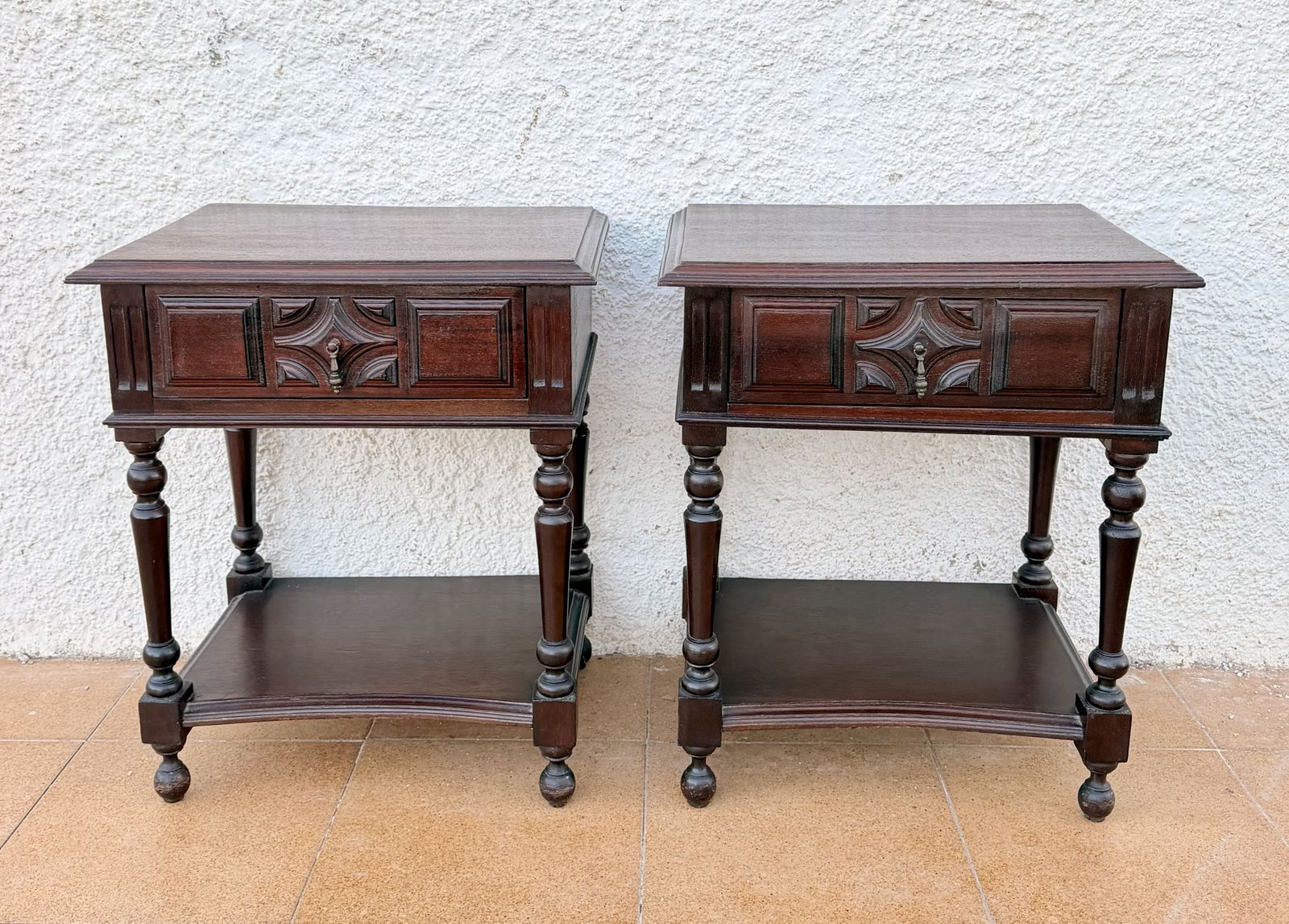 Paar Spaanse Gesneden Houten Nachtkastjes met Onderste Planken, jaren 1940 photo furniture