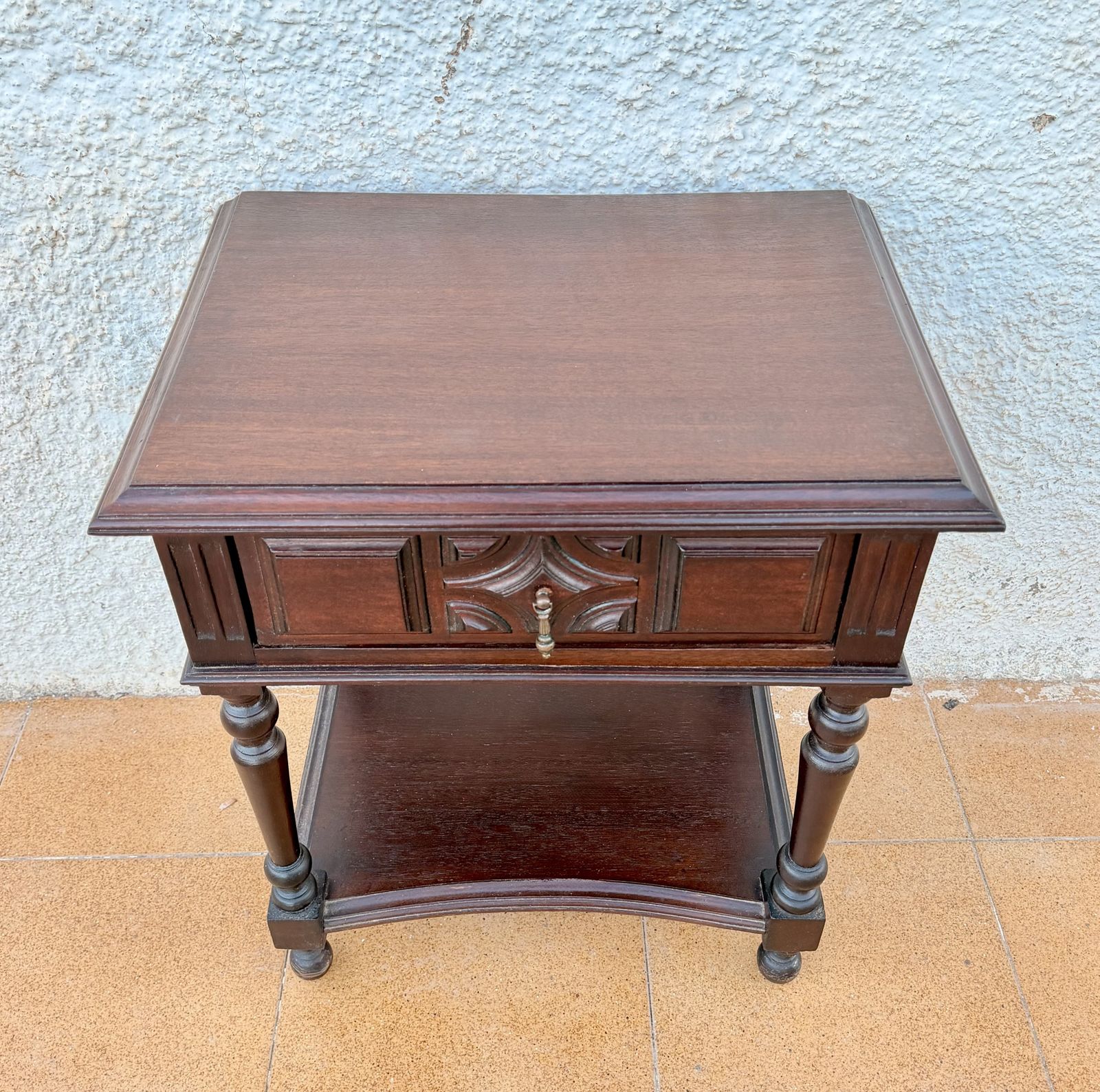 photo furniture Paar Spaanse Gesneden Houten Nachtkastjes met Onderste Planken, jaren 1940