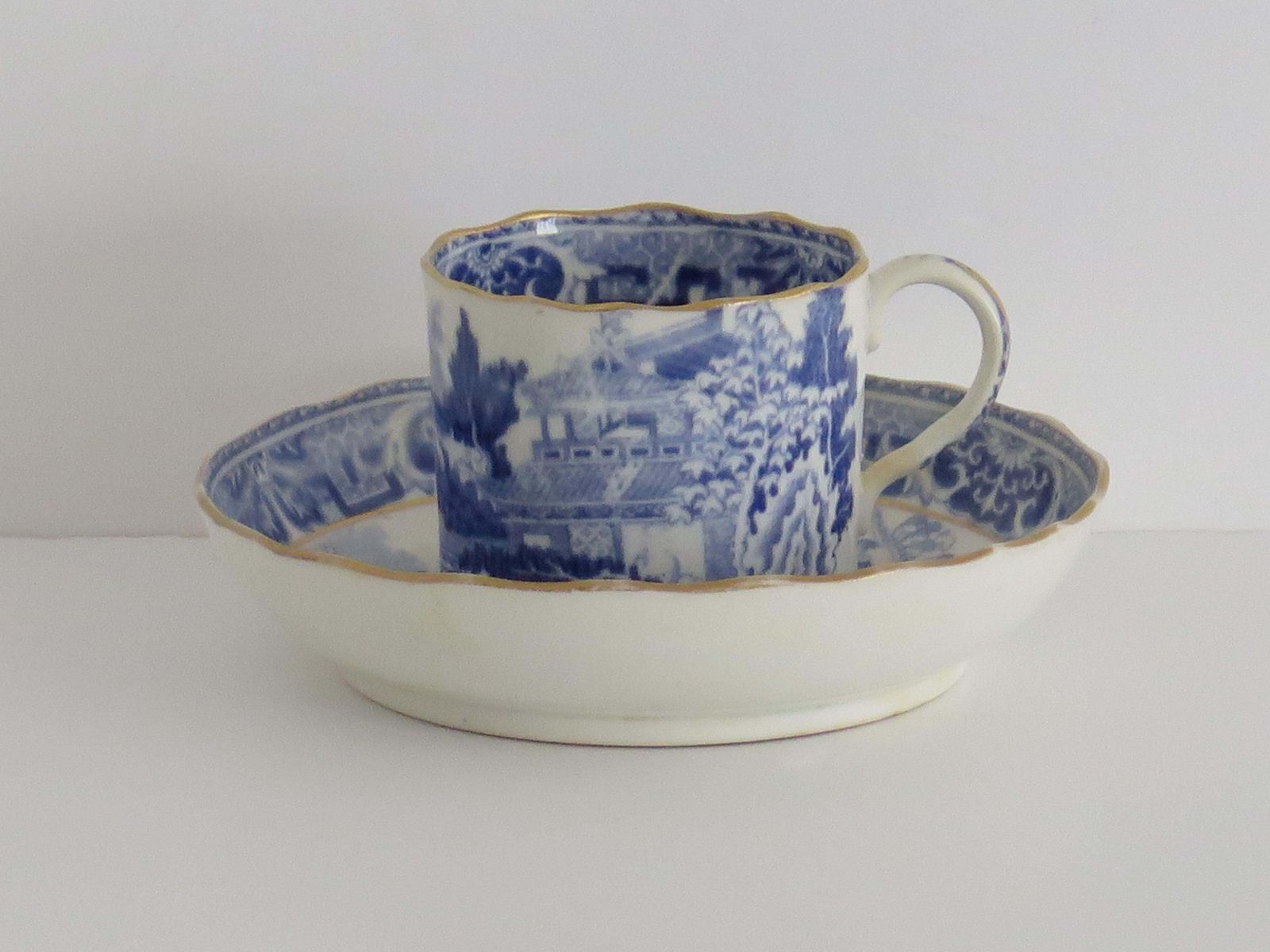 Miles Mason Porseleinen Koffiekopje en Schotel, Blauw-wit Patroon, ca. 1805. photo furniture