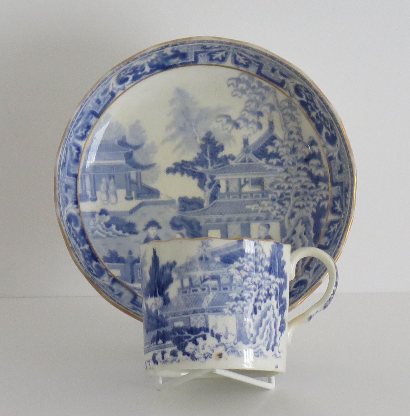 Miles Mason Porseleinen Koffiekopje en Schotel, Blauw-wit Patroon, ca. 1805. photo for sale