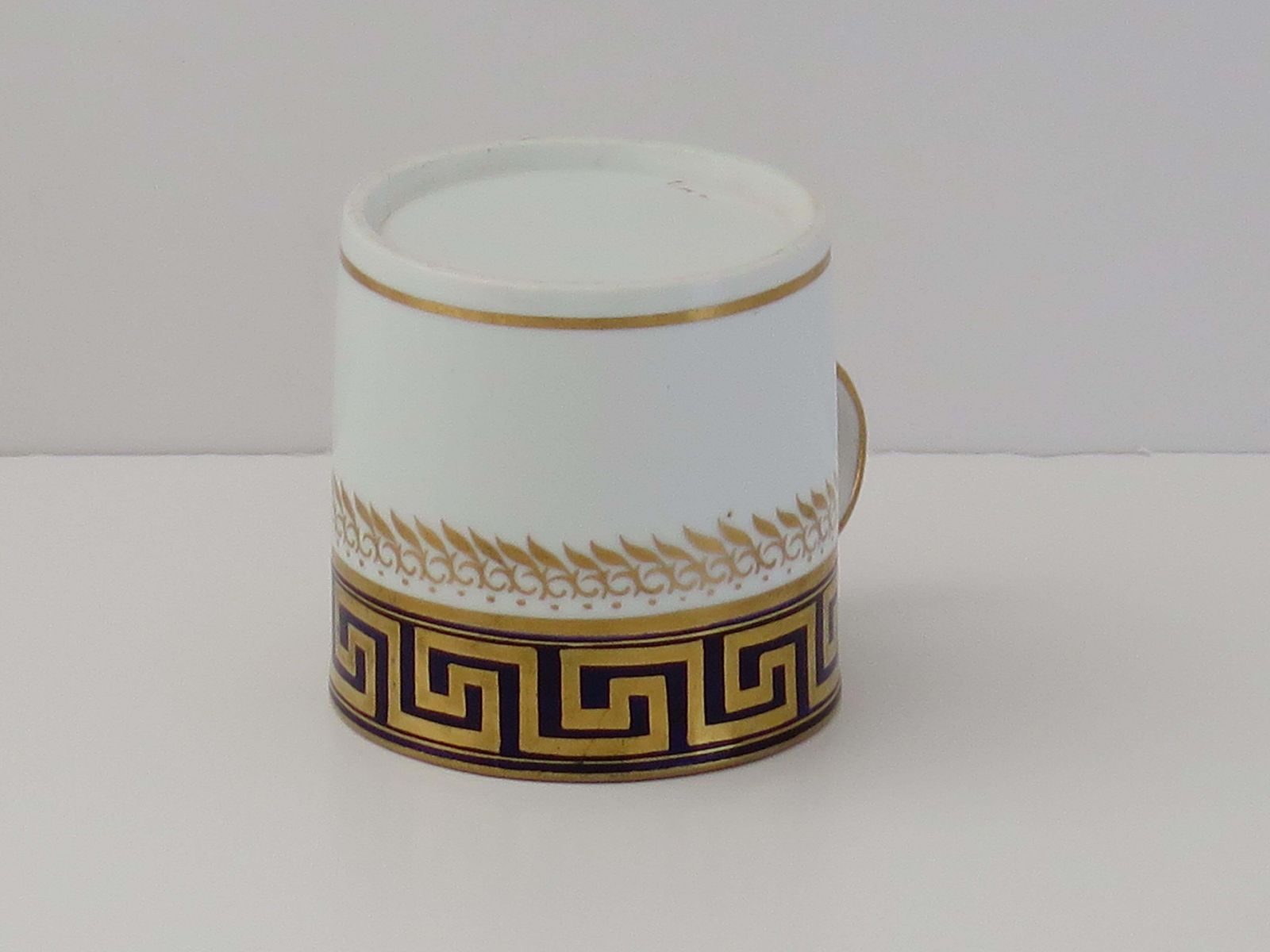 George III Porseleinen Koffiekopje van Josiah Spode, Grieks Sleutelpatroon nr. 742, ca. 1810. photo furniture