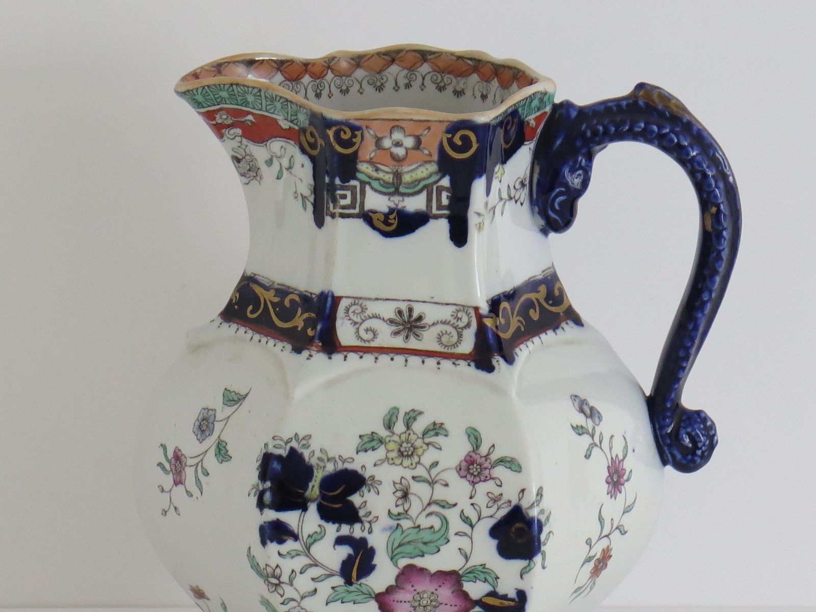 Mason's Ironstone kan, zeshoekige pitcher met slangengreep, 1830. photo vintage