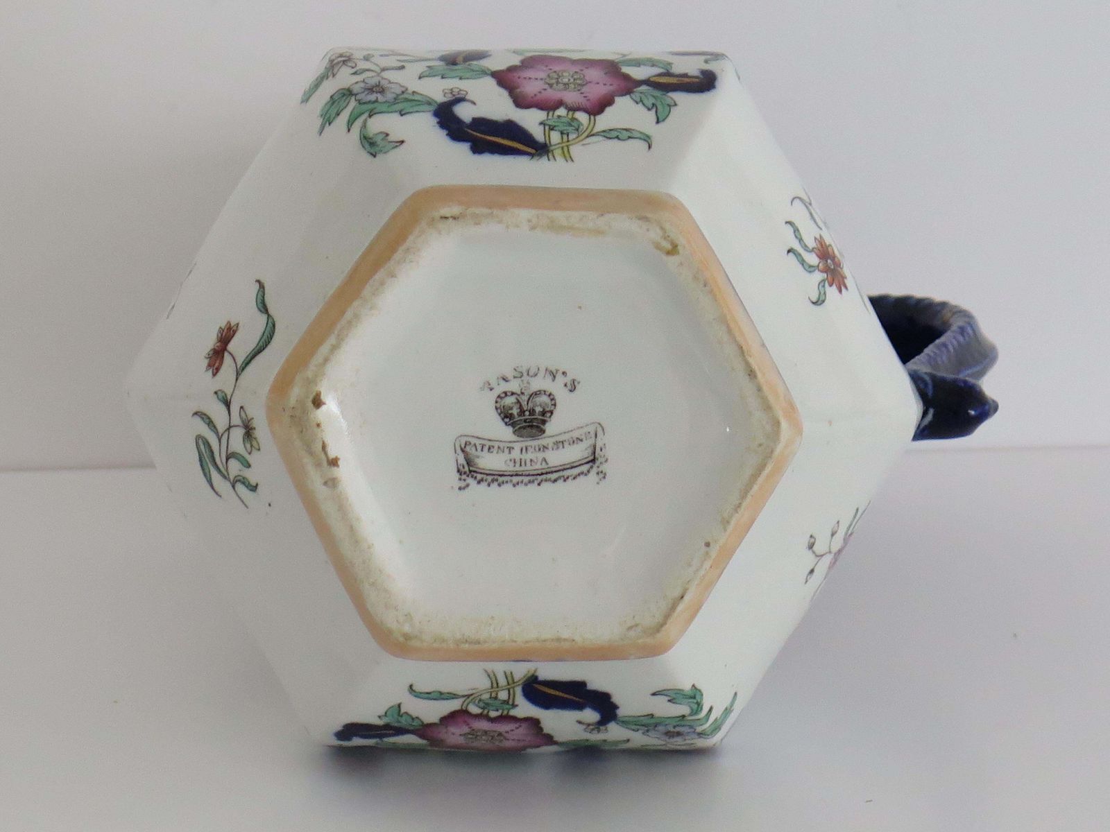 photo vinterior Mason's Ironstone kan, zeshoekige pitcher met slangengreep, 1830.