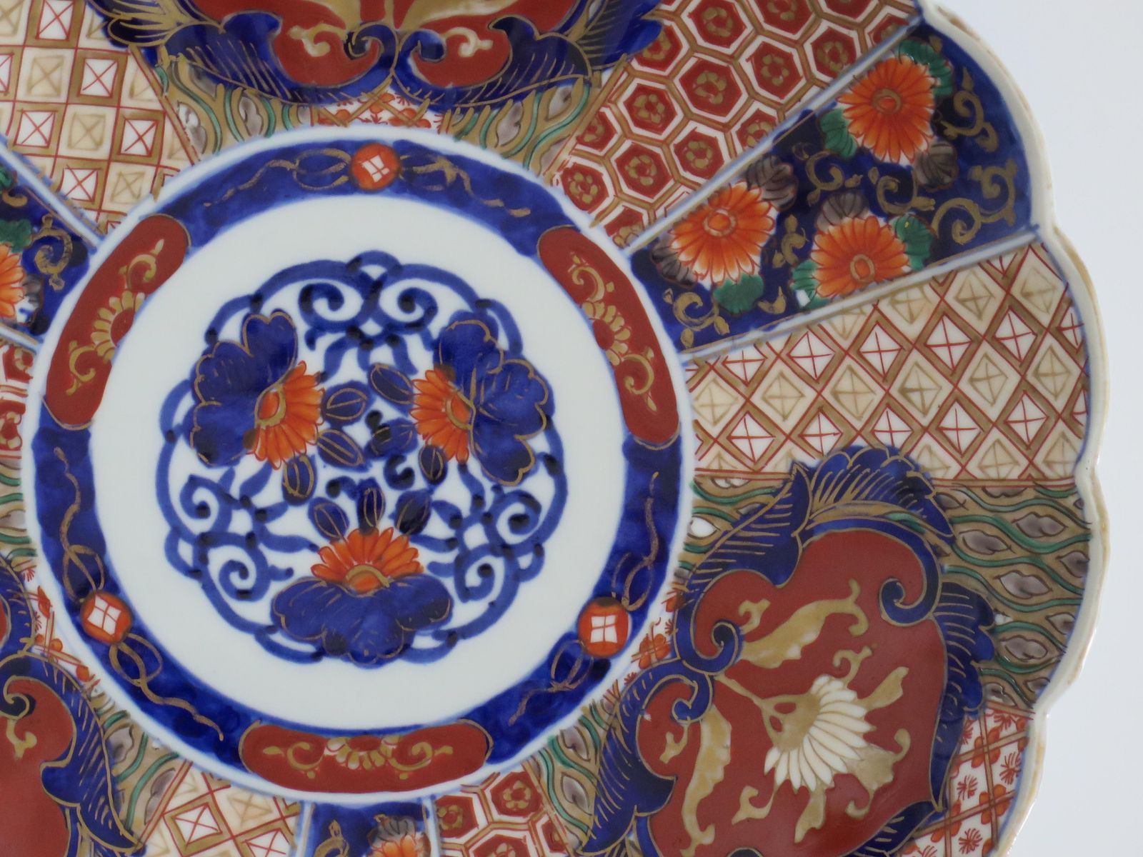 Handgeschilderd sierbord, porselein, Imari-dessin, Japans, 19e eeuw, Meiji-periode. photo Woonaccessoires