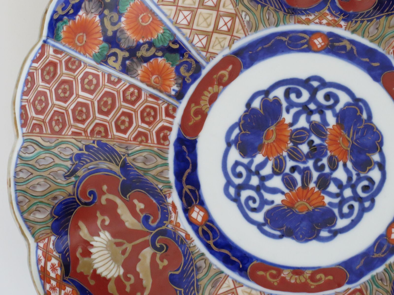 Handgeschilderd sierbord, porselein, Imari-dessin, Japans, 19e eeuw, Meiji-periode. photo vinterior