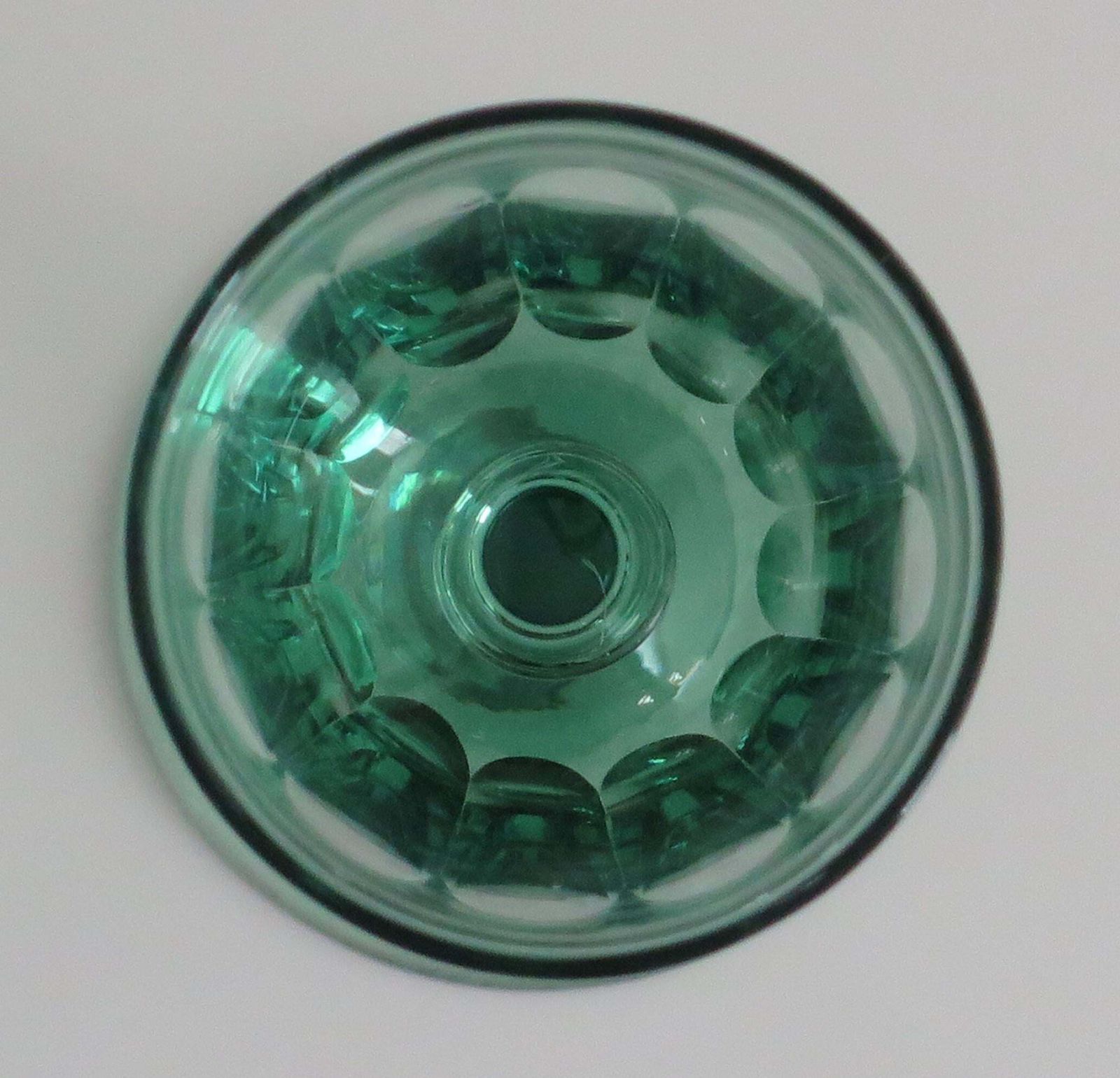 photo furniture Met de hand geblazen lichtgroen wijnglas, geslepen panelen op de kelk, Engels, ca. 1840.