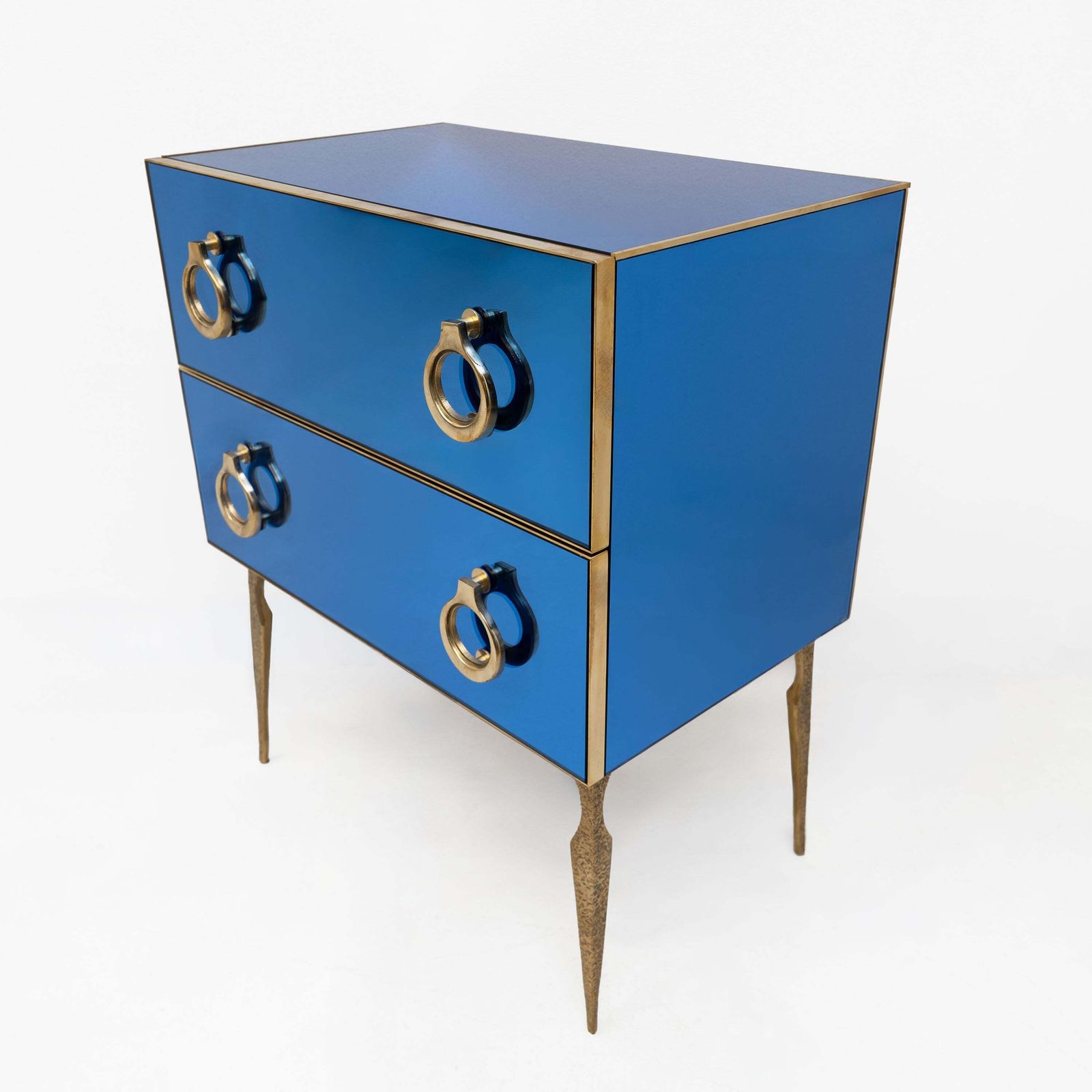Paar blauwe gespiegelde ladekassen met messing accenten, mid-century stijl photo furniture