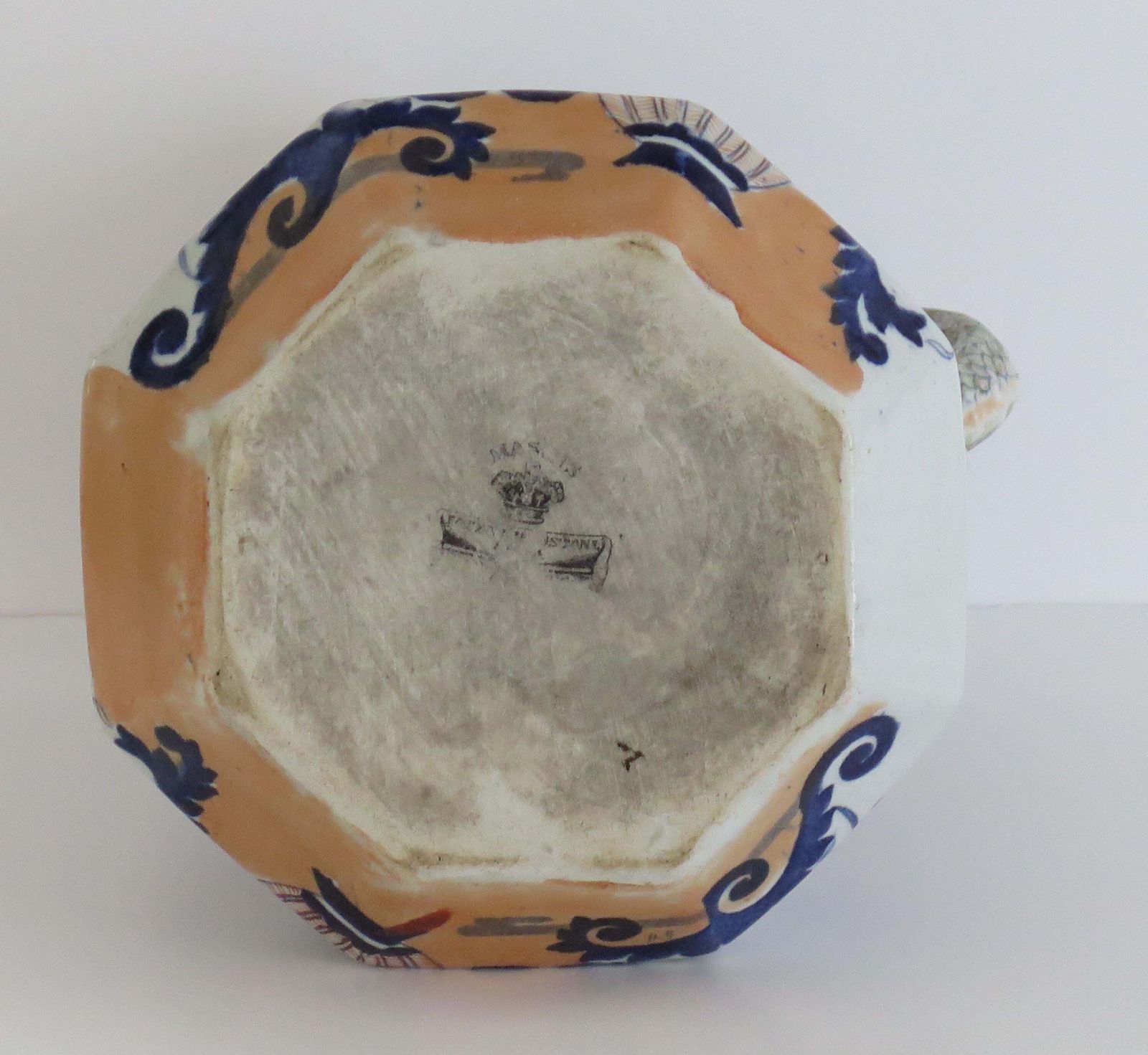 photo vinterior Mason's Ironstone Hydra grote kan, Basket Pattern, antieke pitcher, 1830.