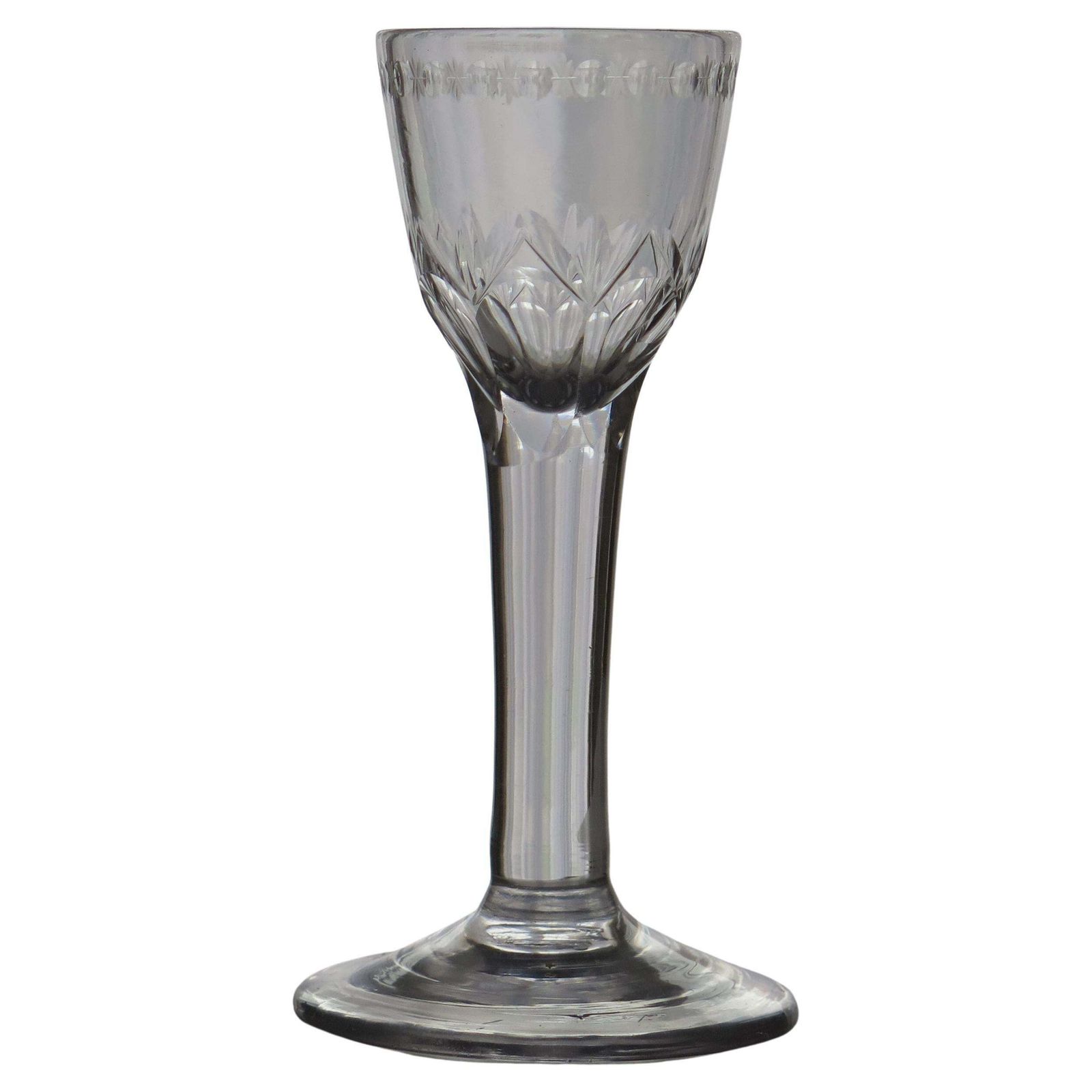 Mid-Georgisch handgeblazen loodkristallen wijnglas, gegraveerd, ca. 1760.