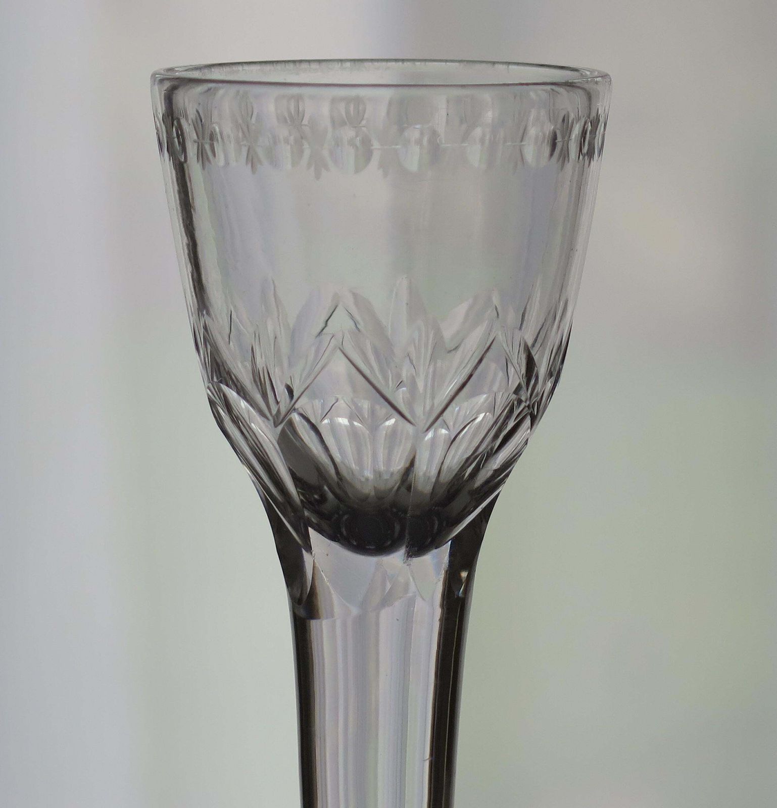 Mid-Georgisch handgeblazen loodkristallen wijnglas, gegraveerd, ca. 1760. photo for sale